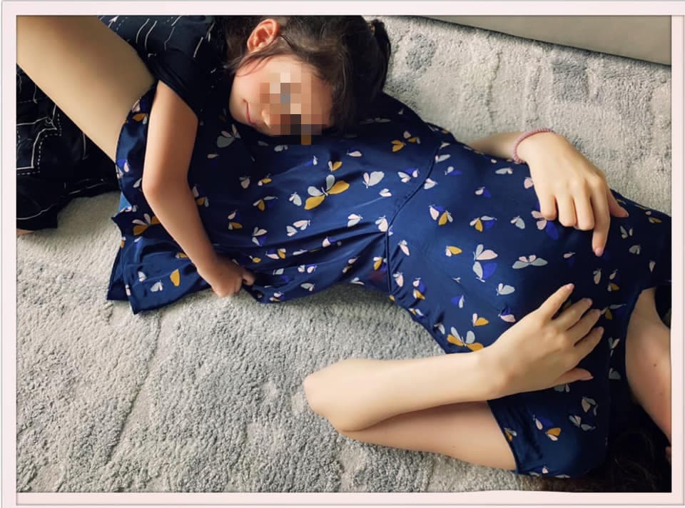 大女兒Veronika依偎著瑞莎，雙手懷抱母親大腿。（翻攝自臉書）