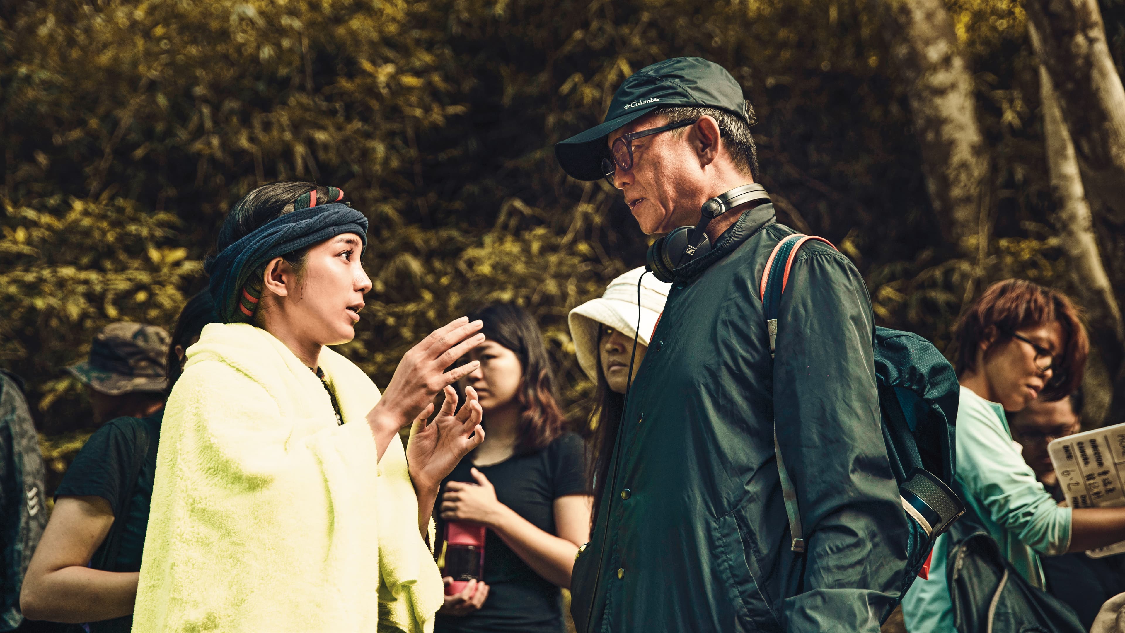 導演曹瑞原(右)指導温貞菱(左),如何將客家與排灣混血的女主角蝶妹詮釋得恰如其分。(公視提供)
