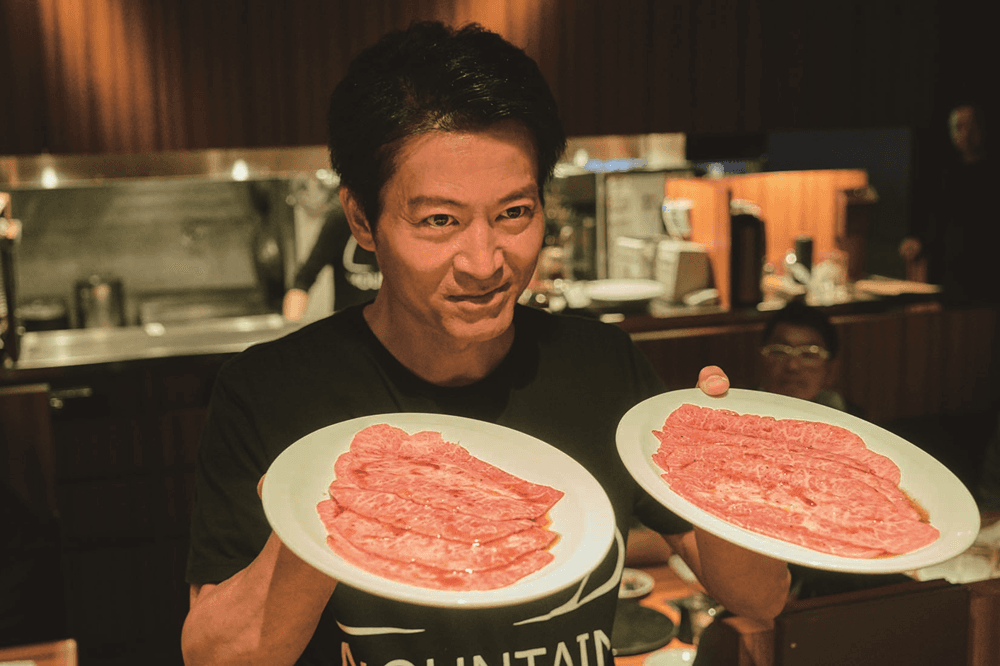 各式的肉品可說是電影中的「要角」之一,導演JIMON特地請店家準備最上等的肉向世界宣揚日本和牛。(鴻聯國際提供)