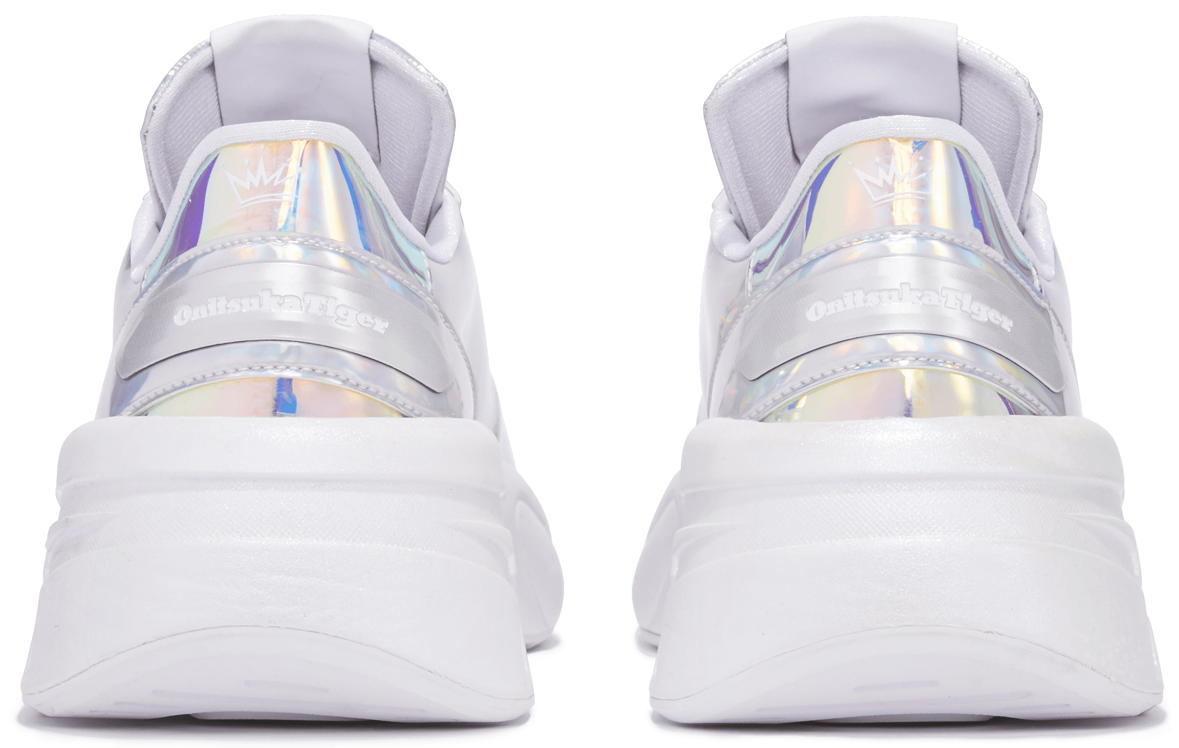 鞋跟後方特別印有皇冠與Onitsuka Tiger的Logo。Onitsuka Tiger X《灰姑娘》電影聯名鞋P-TRAINER PRZM NT$ 6,280 Onitsuka Tiger。（Onitsuka Tiger提供）