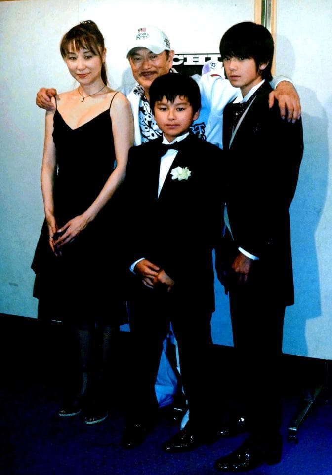 千葉真一有1女2子,女兒真瀨樹里尚未對外發言,新田真劍佑(右1)正在國外工作,小兒子真榮田鄉敦趕到醫院已來不及見父親最後一面。(網路圖片)