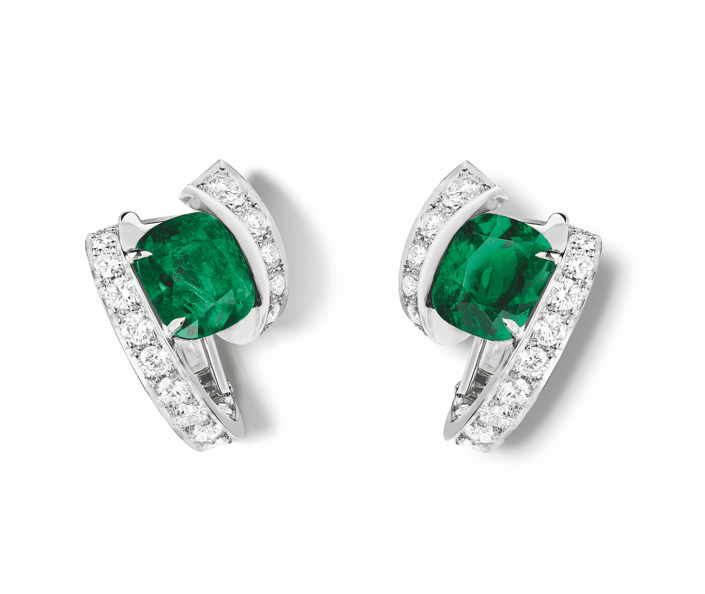 Torsade de Chaumet 18K白金耳環鑲嵌1顆來自哥倫比亞重約2.69克拉的Vivid Green祖母綠,1顆來自哥倫比亞重約2.56克拉的Vivid Green祖母綠,以及46顆重約1.54克拉EF VVS等級的明亮式切割鑽石。