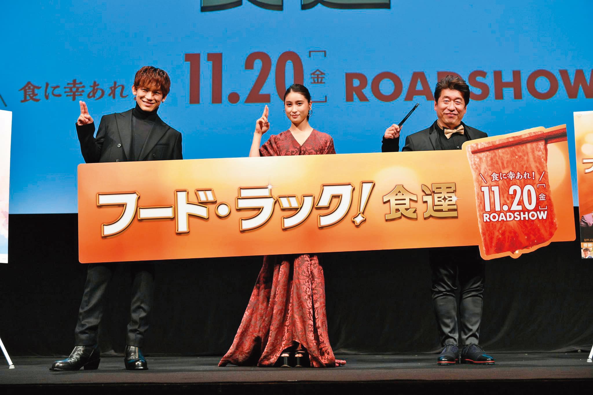 《強運燒肉饌》去年搶先在東京國際影展曝光,導演寺門JIMON(右)率領NAOTO(左)和土屋太鳳(中)一起出席特映。(TIFF2020提供)