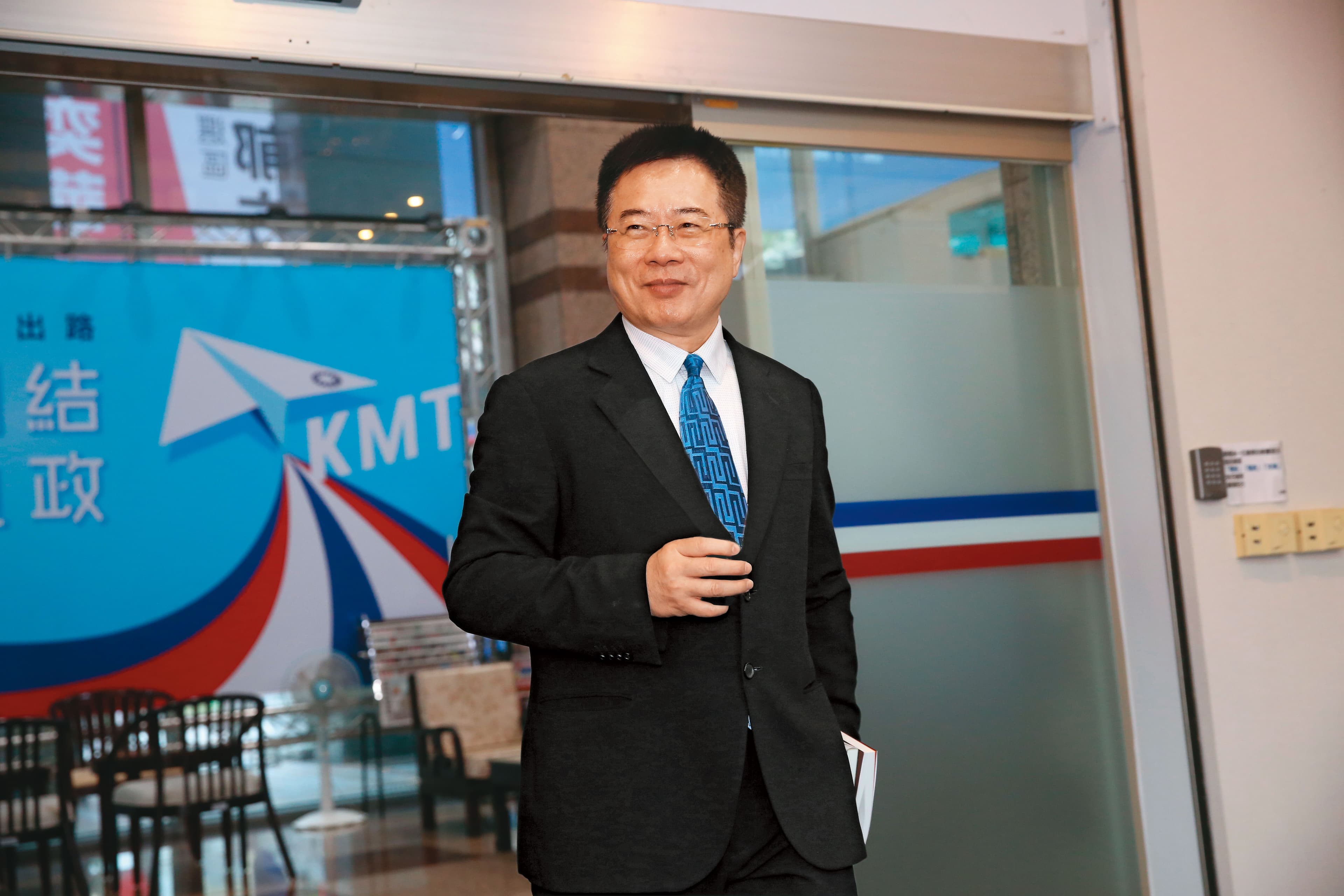 2006年國民黨前立委蔡正元牽線找企業向國民黨買下中影,面臨遭索賠24億元。