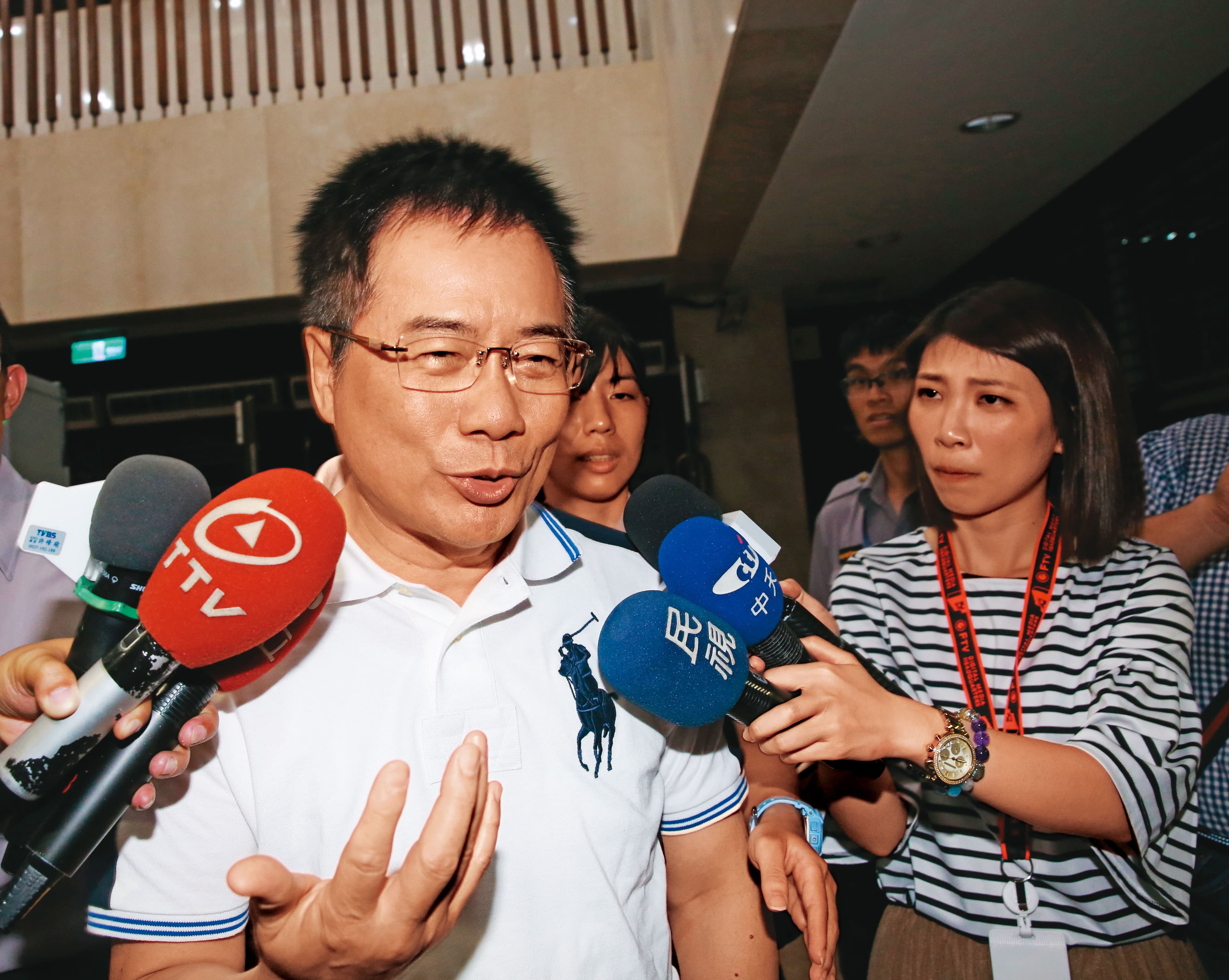 前立委蔡正元引進郭台強、羅玉珍夫婦買中影後,自己曾任中影董事長,卻因侵占中影減資款遭收押。