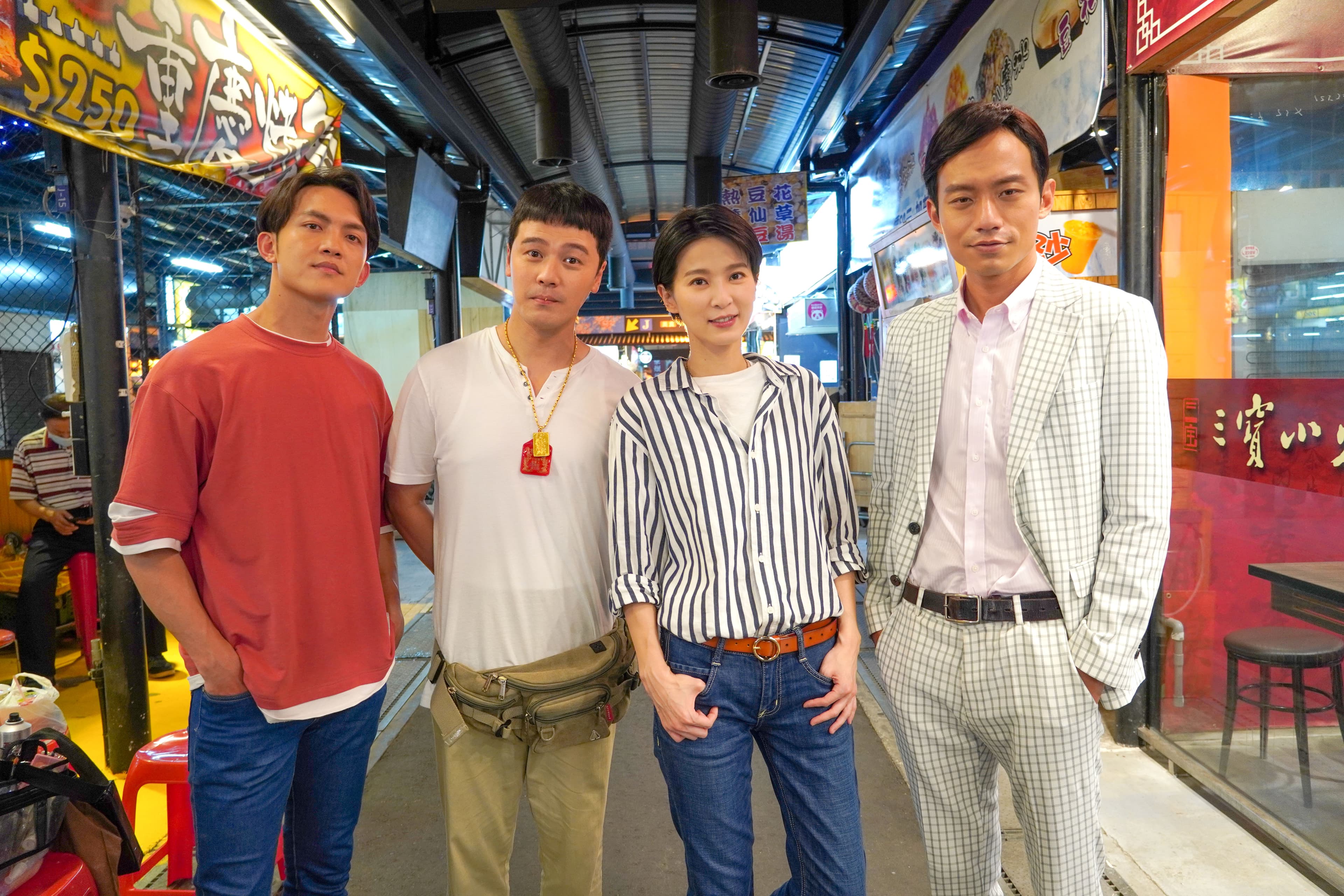 左起郭忠祐、黃文星、楚宣、張哲豪為了《黃金歲月》在夜市拍戲,引起注意。(民視提供)