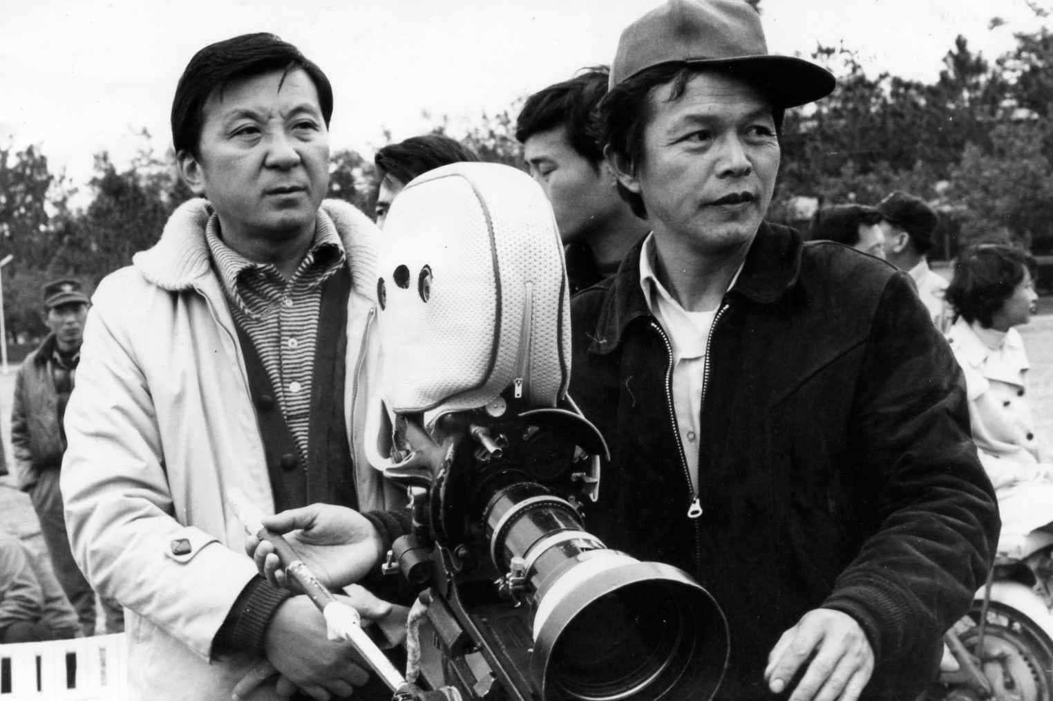 李行導演1963年執導作品《街頭巷尾》,右為賴成英攝影師。(國家影視聽中心提供)