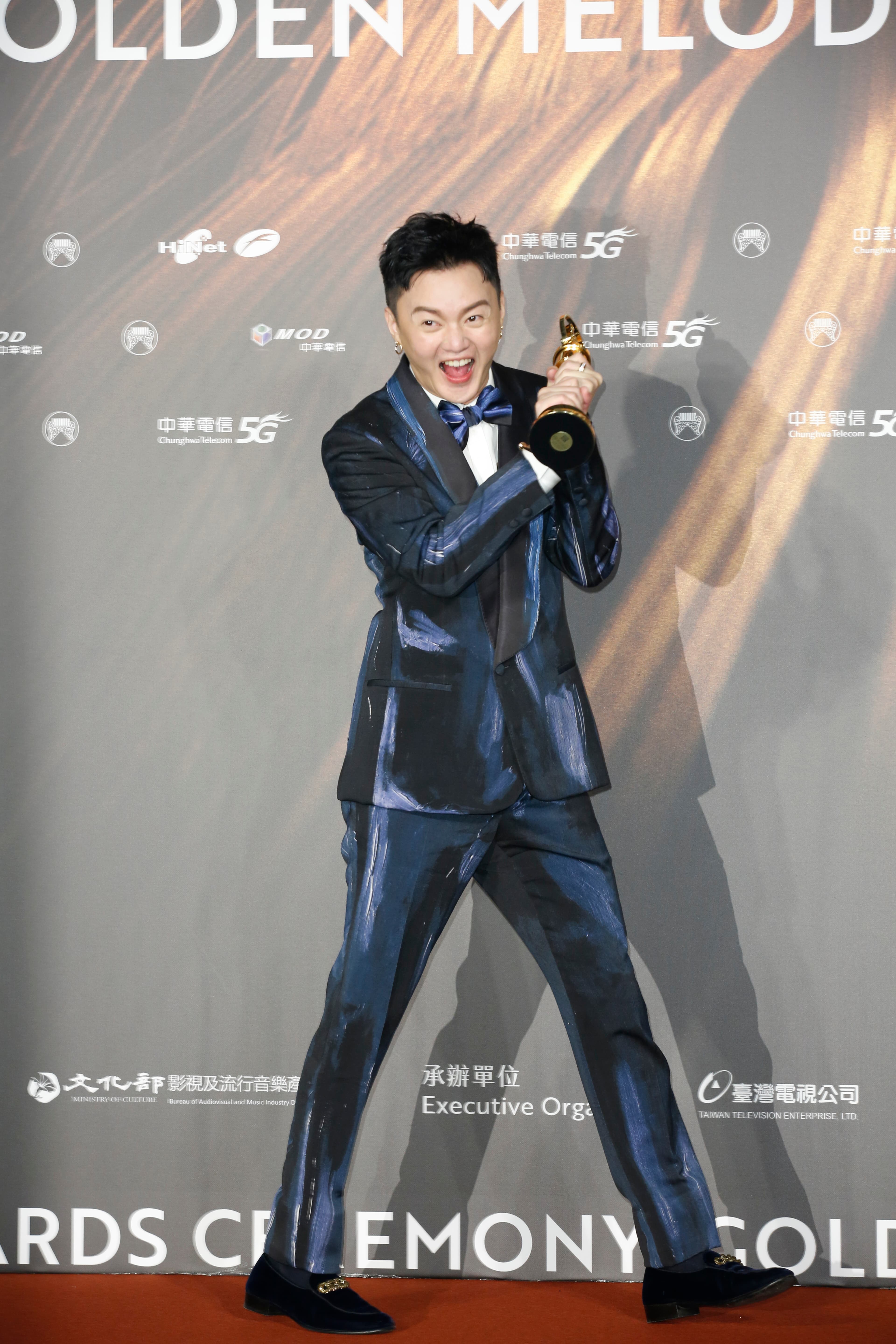 許富凱身著MOSCHINO手繪塗鴉西裝(NT$159,800),搭配同品牌襯衫(NT$35,800)、領結(NT$10,800)。(本刊資料照)