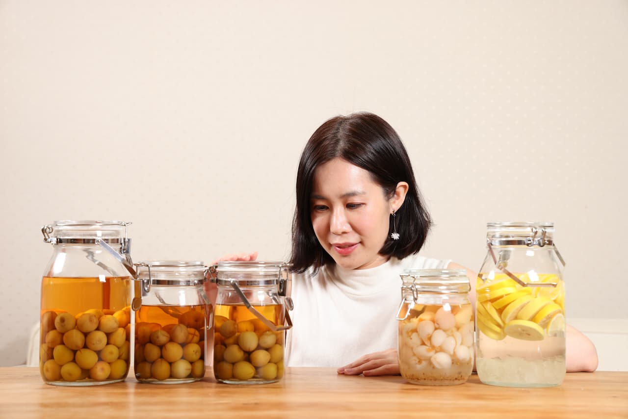 甜點師暨作家陳穎（Ying C.）在居家防疫期間自製水果酒。