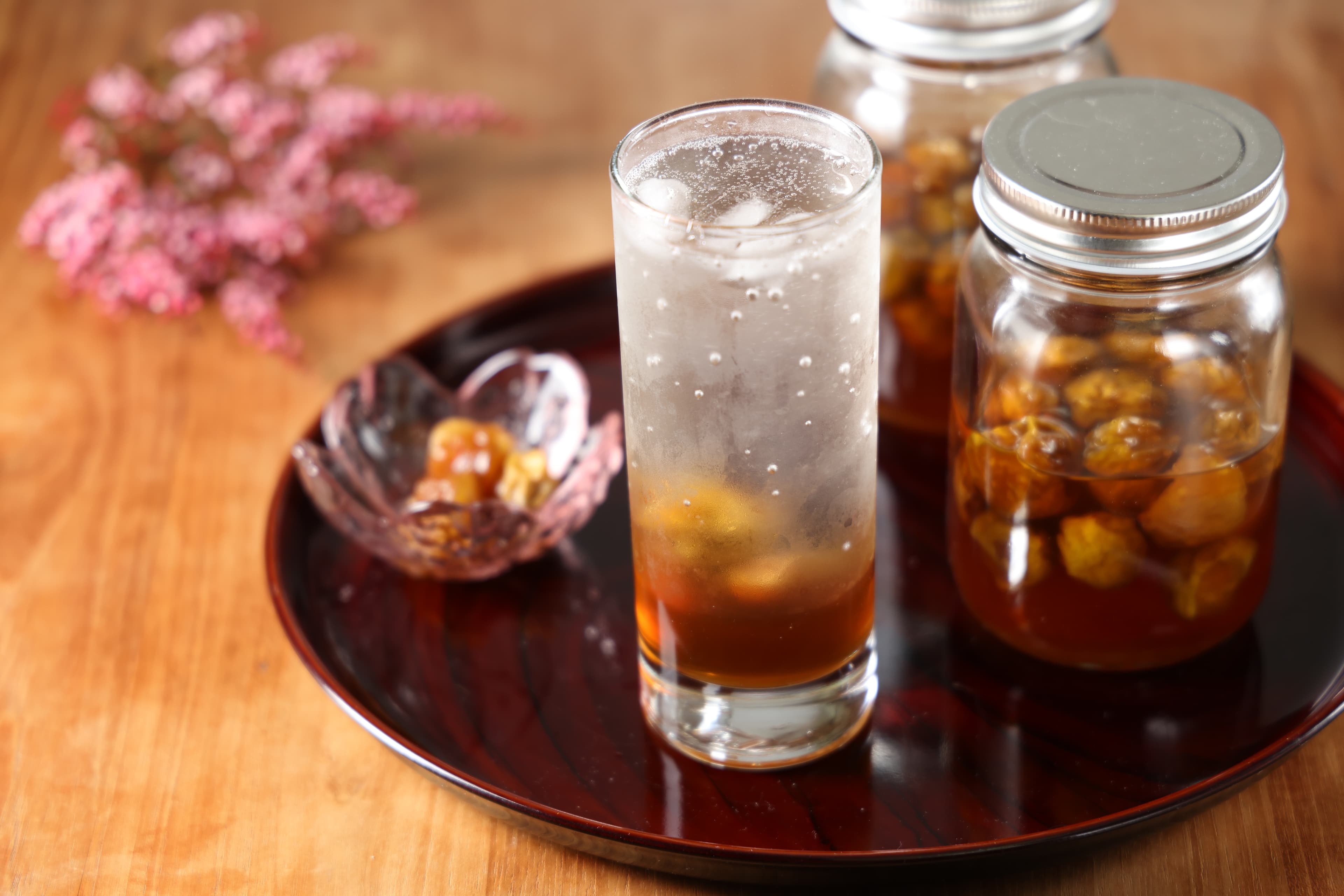 兌入氣泡水的「梅子糖漿」泡泡竄升，濃郁的梅漿緩緩慢釋放酸甜風味。