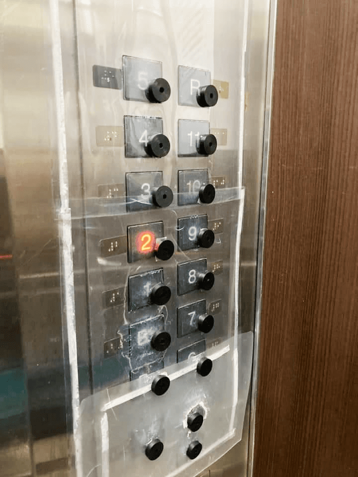 疫情期間許多人習慣用物品戳電梯按鍵,為了保護按鍵,有網友分享社區管委會特地在保護貼外黏上橡膠墊。(翻攝自爆怨2公社)