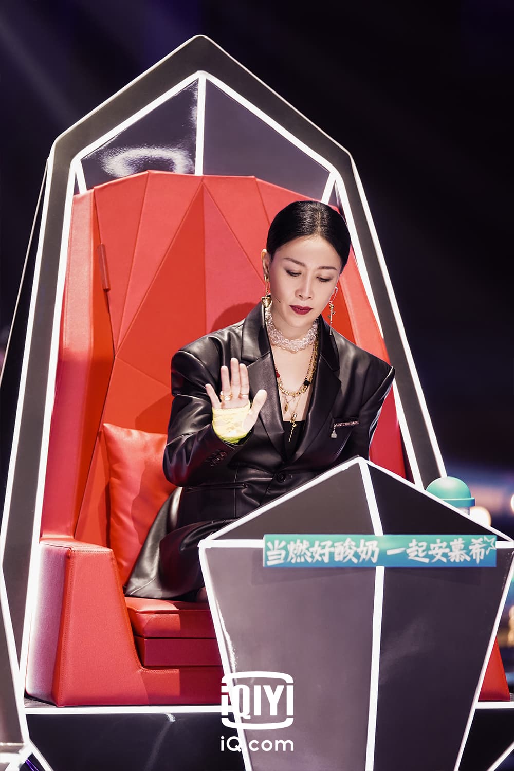 那英因工作檔期安排,退出《中國好聲音2021》現場錄影部分。(愛奇藝國際站提供)