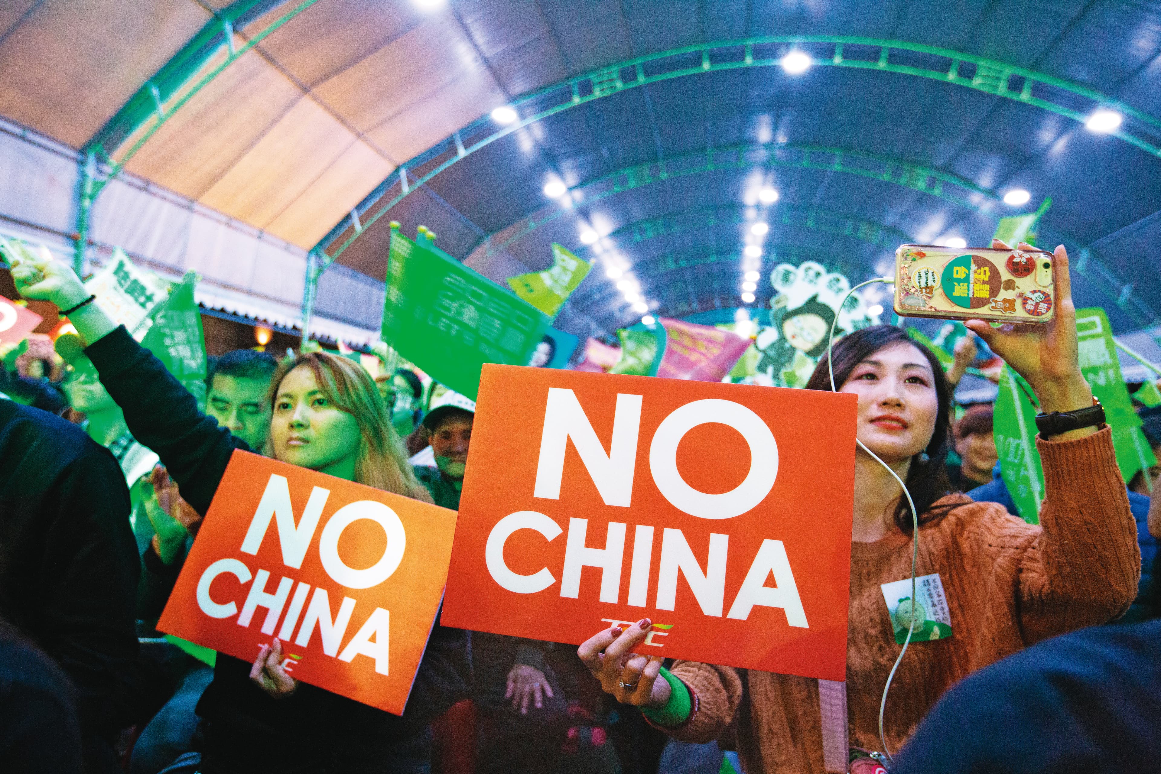 相較民進黨抗中保台的路線，朱立倫主張兩岸必須走向求同尊異。圖為民進黨2019年12月29日舉辦護國保台之夜活動。