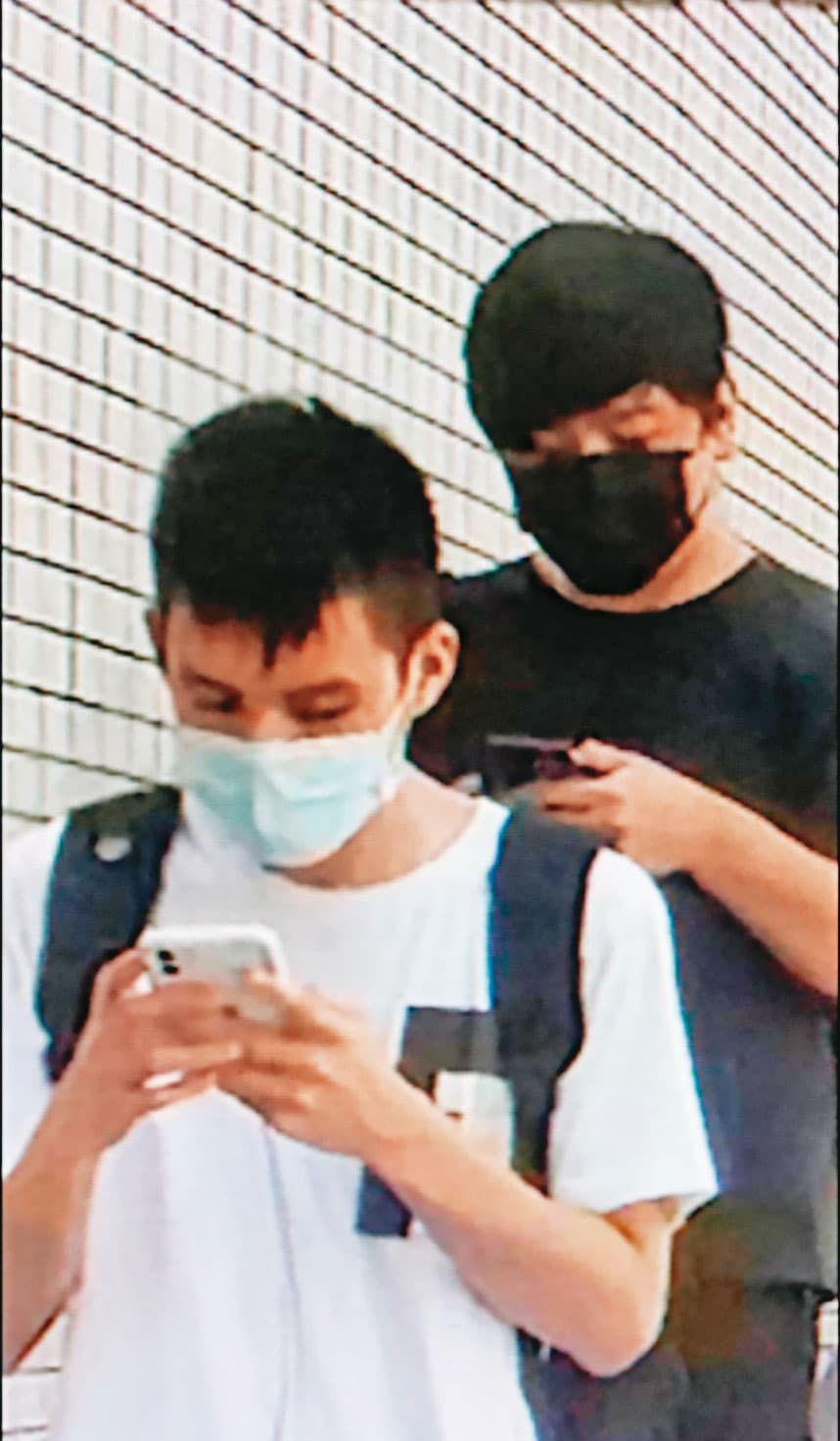 二名年輕男子潛入桃園客運公司停車場,犯下毆打女董事惡行。(讀者提供)