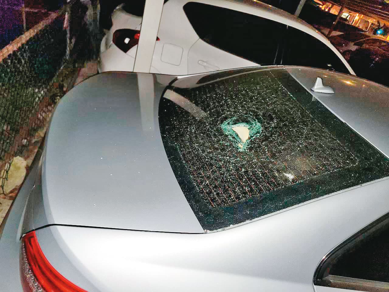 黃炳勳的賓士車玻璃被人砸毀,監視器拍到哥哥黃炳嘉曾出現在現場。(讀者提供)