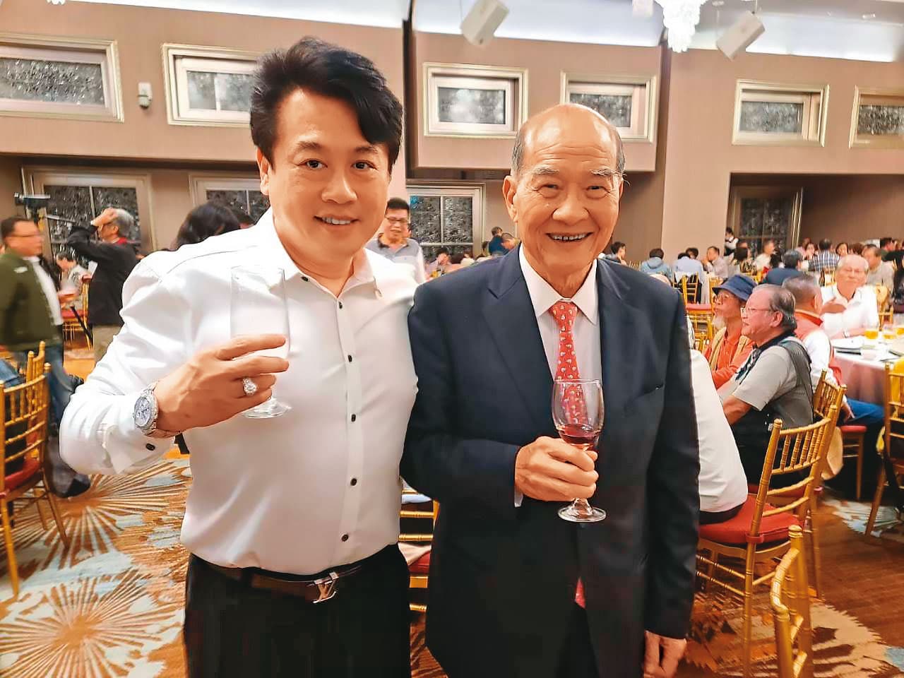 黃炳勳(左)有骨科專長,曾到世界各地義診,結識不少名人。右為前台聯黨主席黃昆輝。(讀者提供)