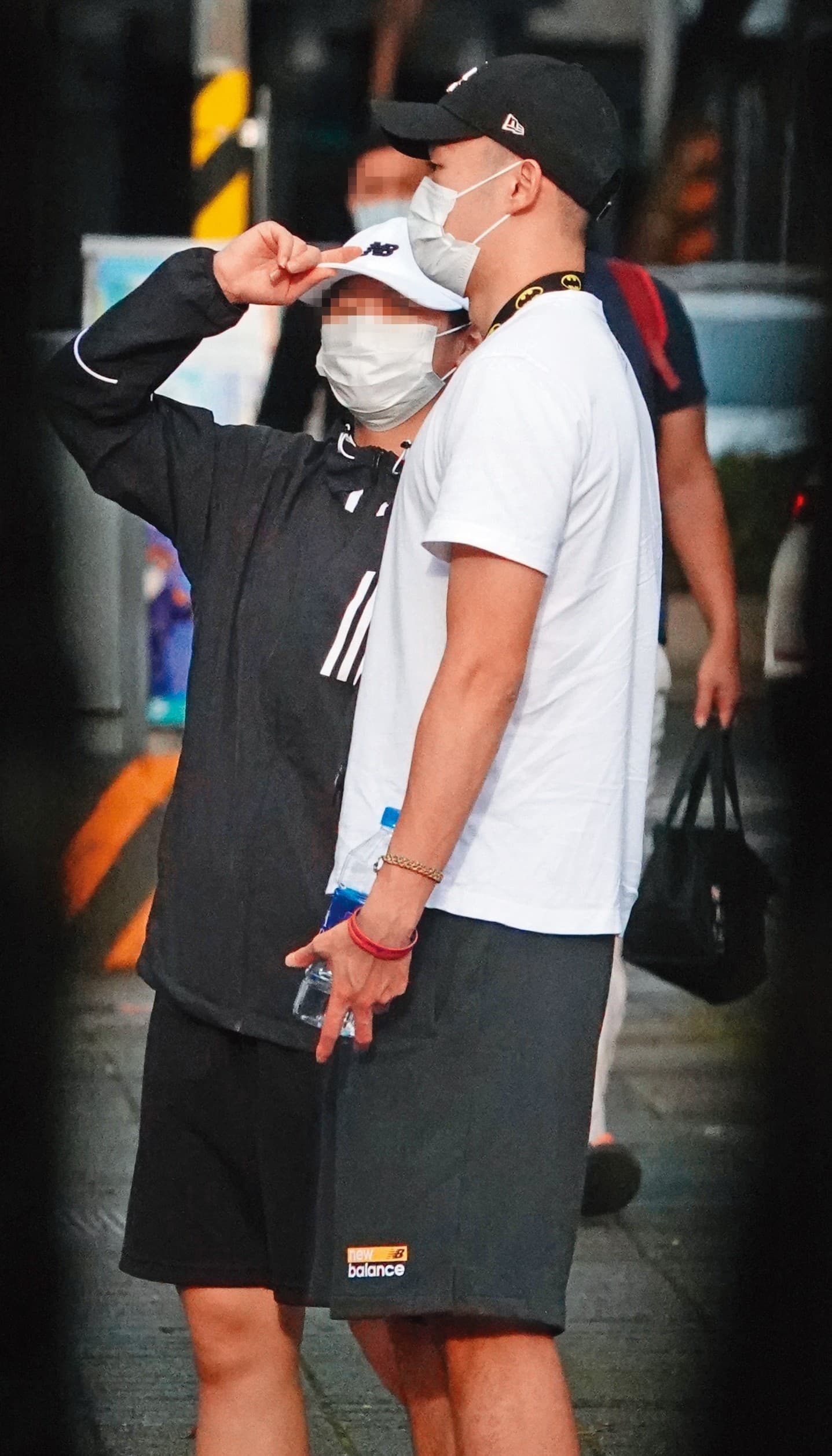 8月18日16:58,王齊麟(右)跟女友(左)雖然雙雙戴著口罩看不太到表情,不過肢體動作相當親暱。