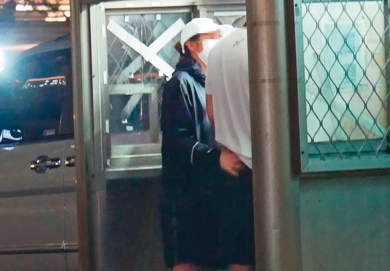 19:35,到停車場取車繳費時,女友輕輕拍了王齊麟的屁股,互動就如小情侶般俏皮。