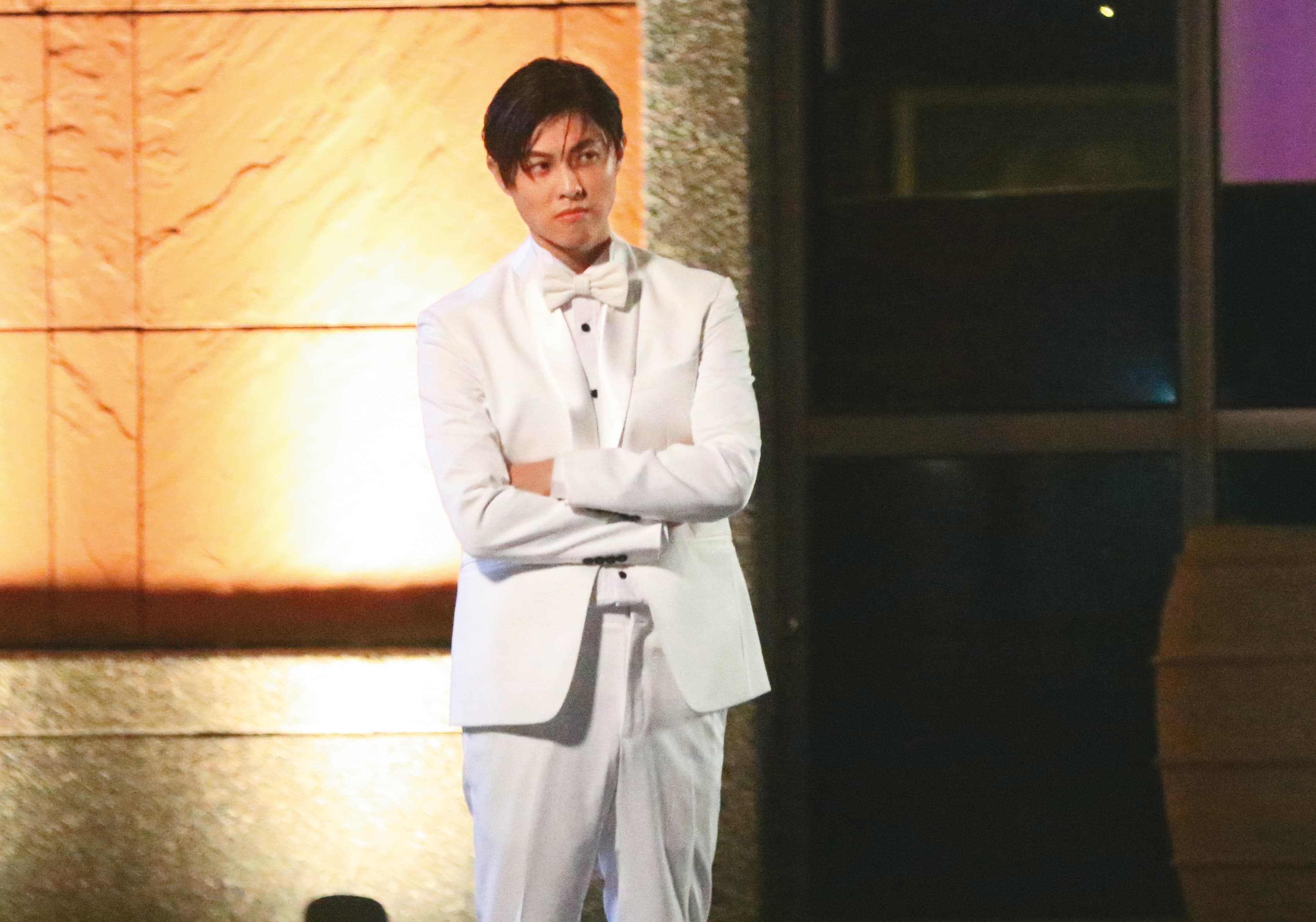 8/18 19:30 王子邱勝翊為了拍攝電影《山中森林》，換上一身白色西裝帥氣登場。