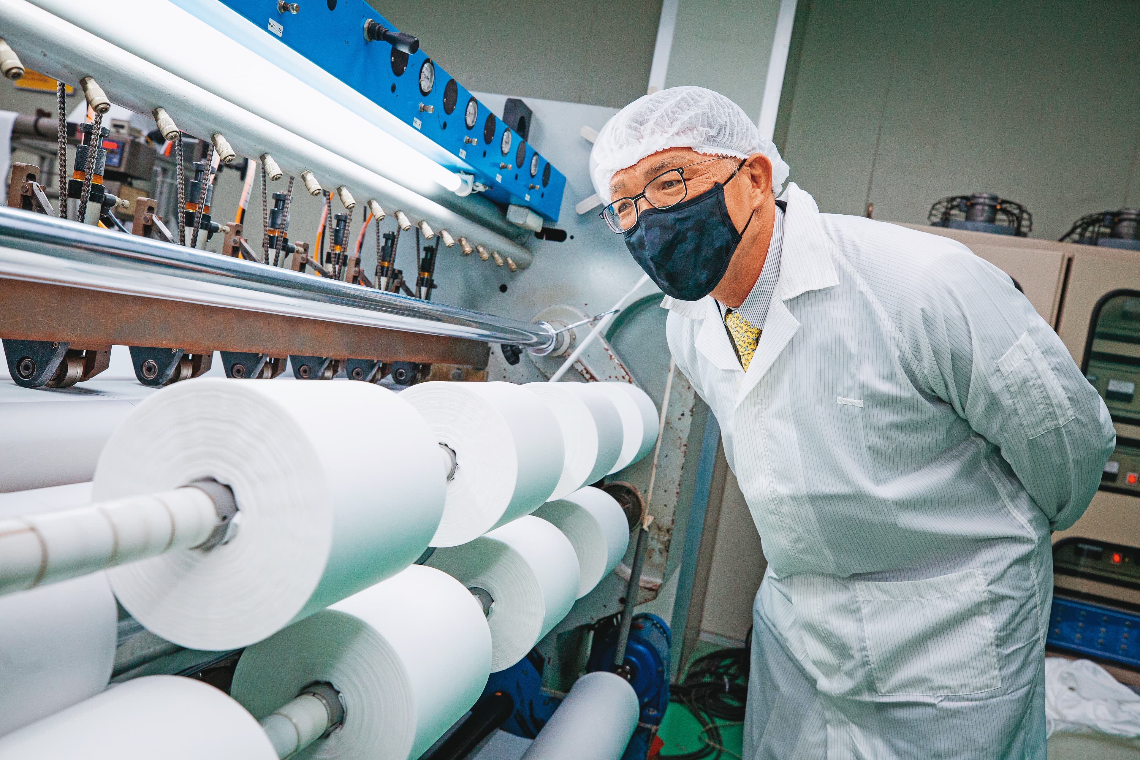 製作無塵衣的無塵布,添加可導電的纖維材料,以避免靜電損害精密的電子產品。