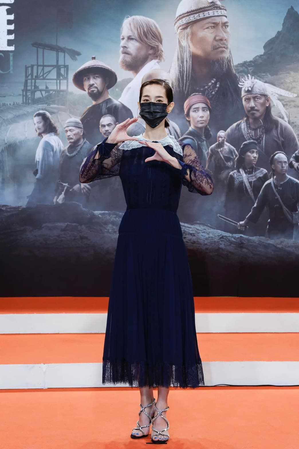 擔任台劇《斯卡羅》女主角的温貞菱穿著與郭婞淳相同的Aika珍珠水鑽高跟鞋。(Rene Caovilla提供)