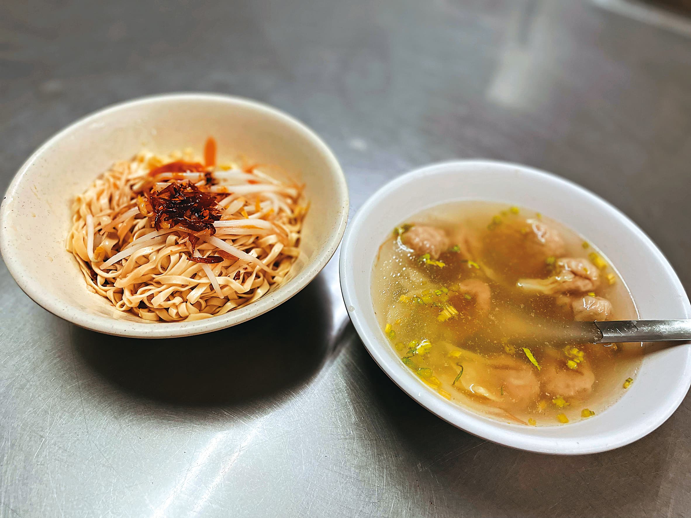 乾麵和餛飩湯是基隆人早餐基本組合。