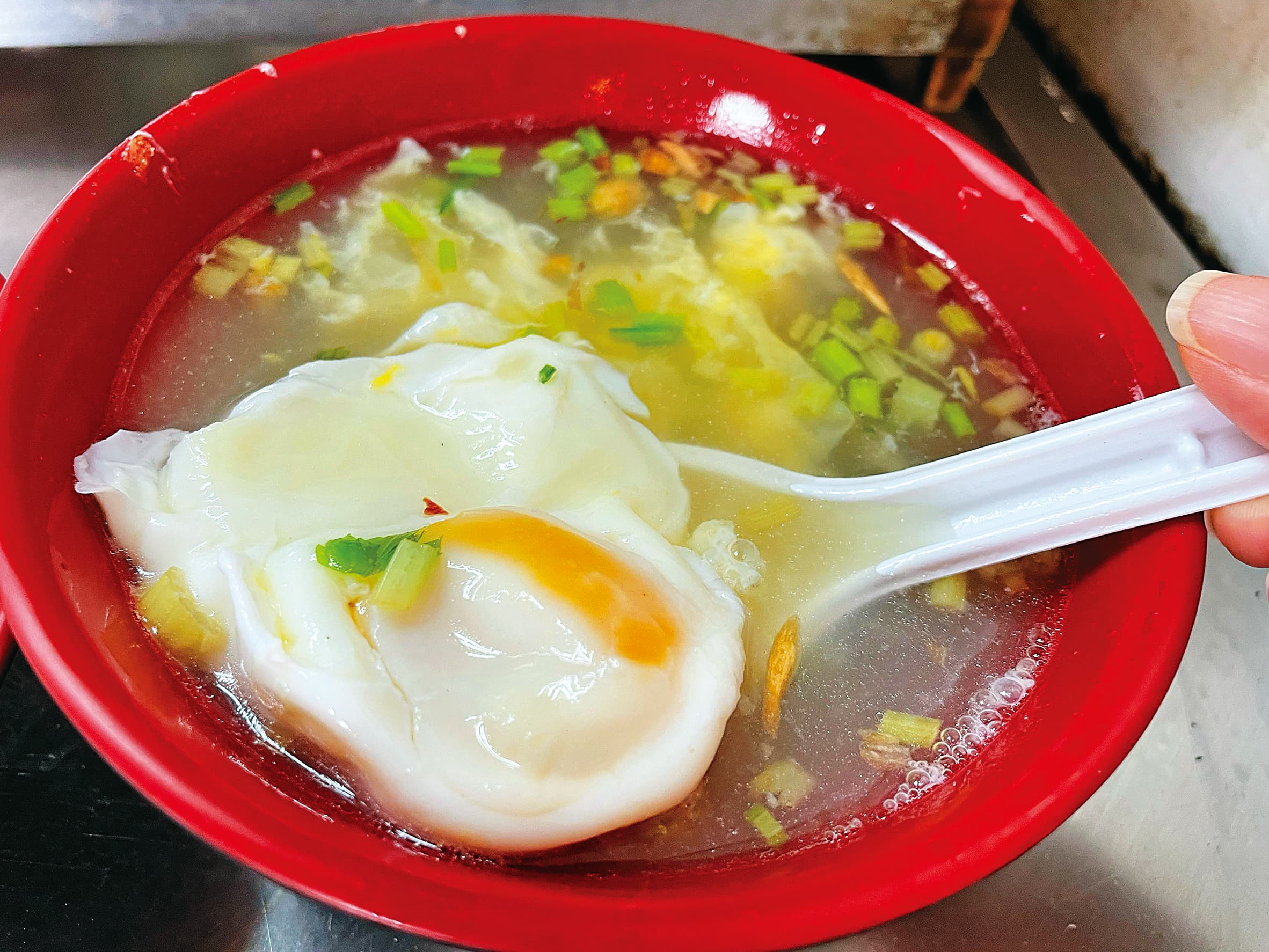 「餛飩湯」加上蛋包，讓湯頭喝起來帶有不同層次感。