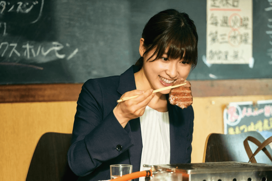《強運燒肉饌》導演寺門JIMON大讚土屋太鳳無論「吃什麼都讓人覺得很美味」，才鎖定她演出美食編輯一角。（鴻聯國際提供）