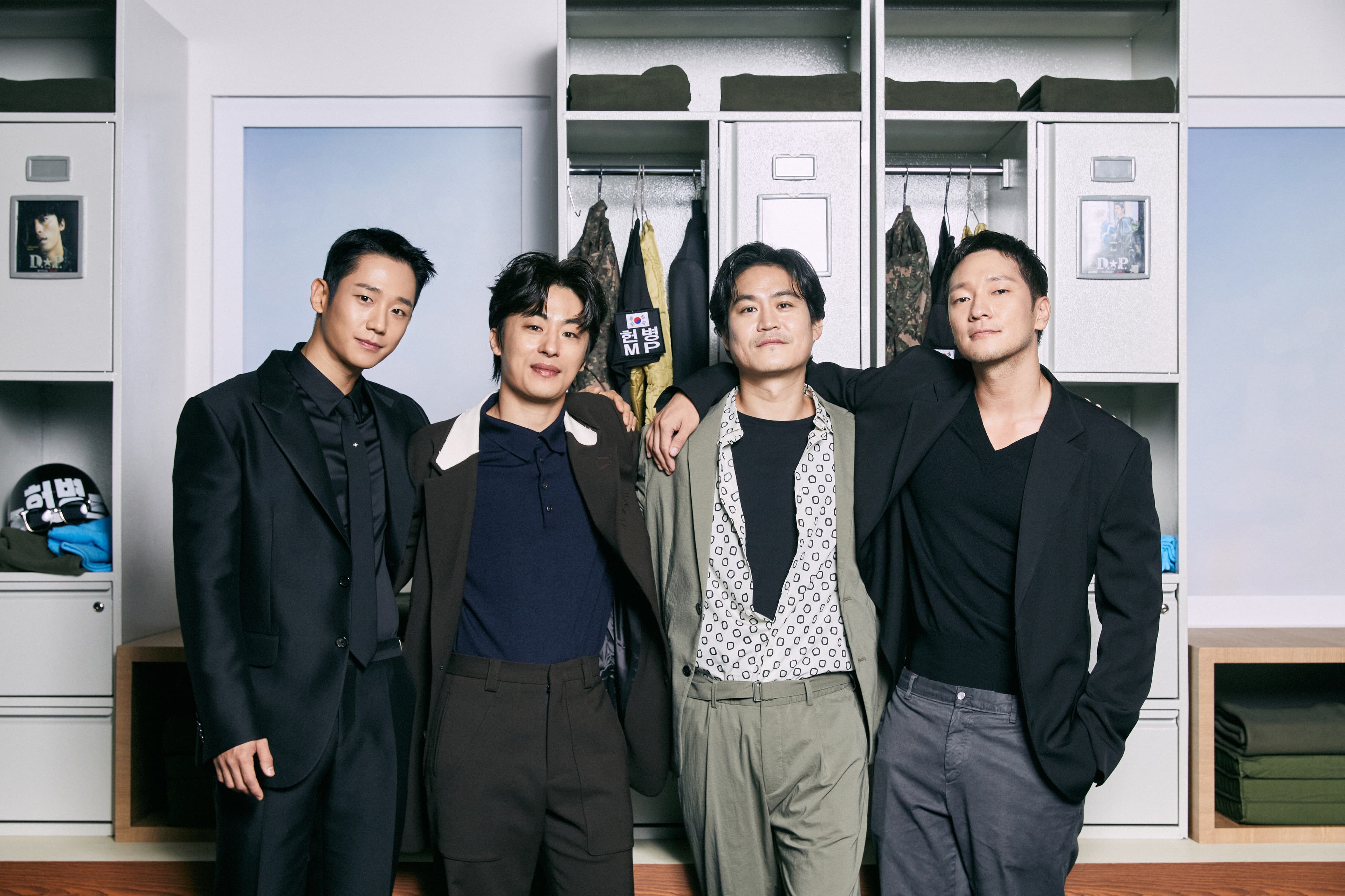 Netflix將劇中軍隊寢室裝備在記者會場真實重現,讓演員們感覺像重新拍戲的感覺。左起丁海寅、具教煥、金成昀、孫錫求。 (Netflix提供)