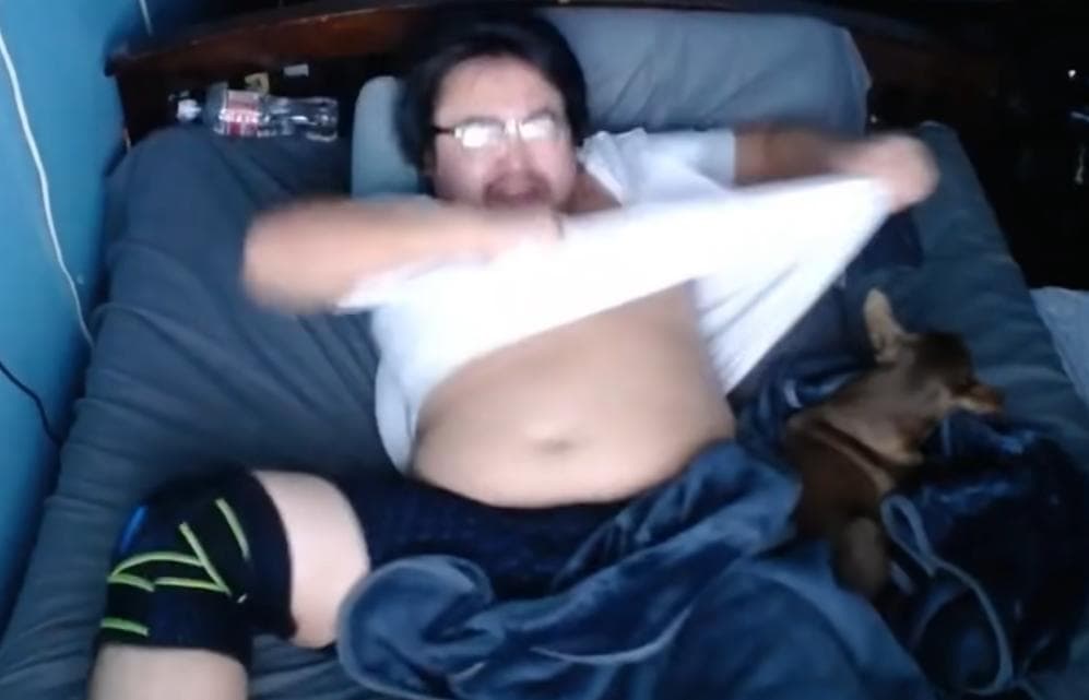 看到粉絲斗內的金額後,Asian Andy開心得把衣服撕破。(翻攝Asian Andy的YouTube)