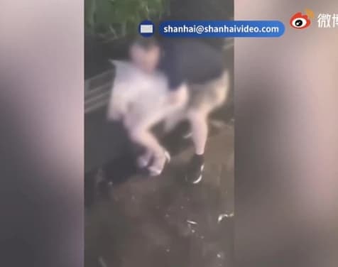 一名變態大叔試圖侵犯正妹。(翻攝自微博)