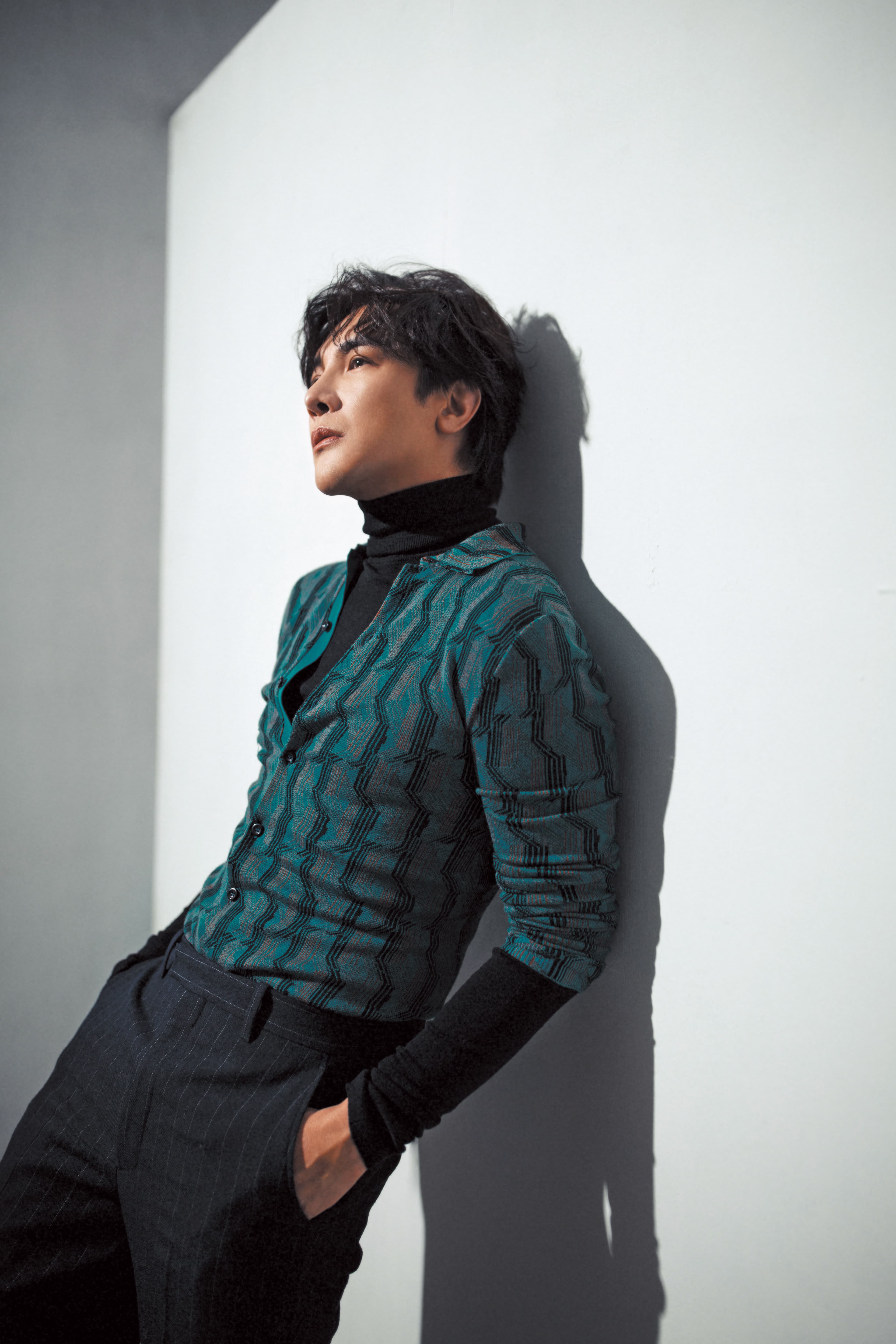 「我不想跟別人做一樣的事情,男生喜歡打籃球,我就偏不打。30歲要轉型我就偏不轉型⋯」到現在過40歲,謝佳見更想要忠於自己。