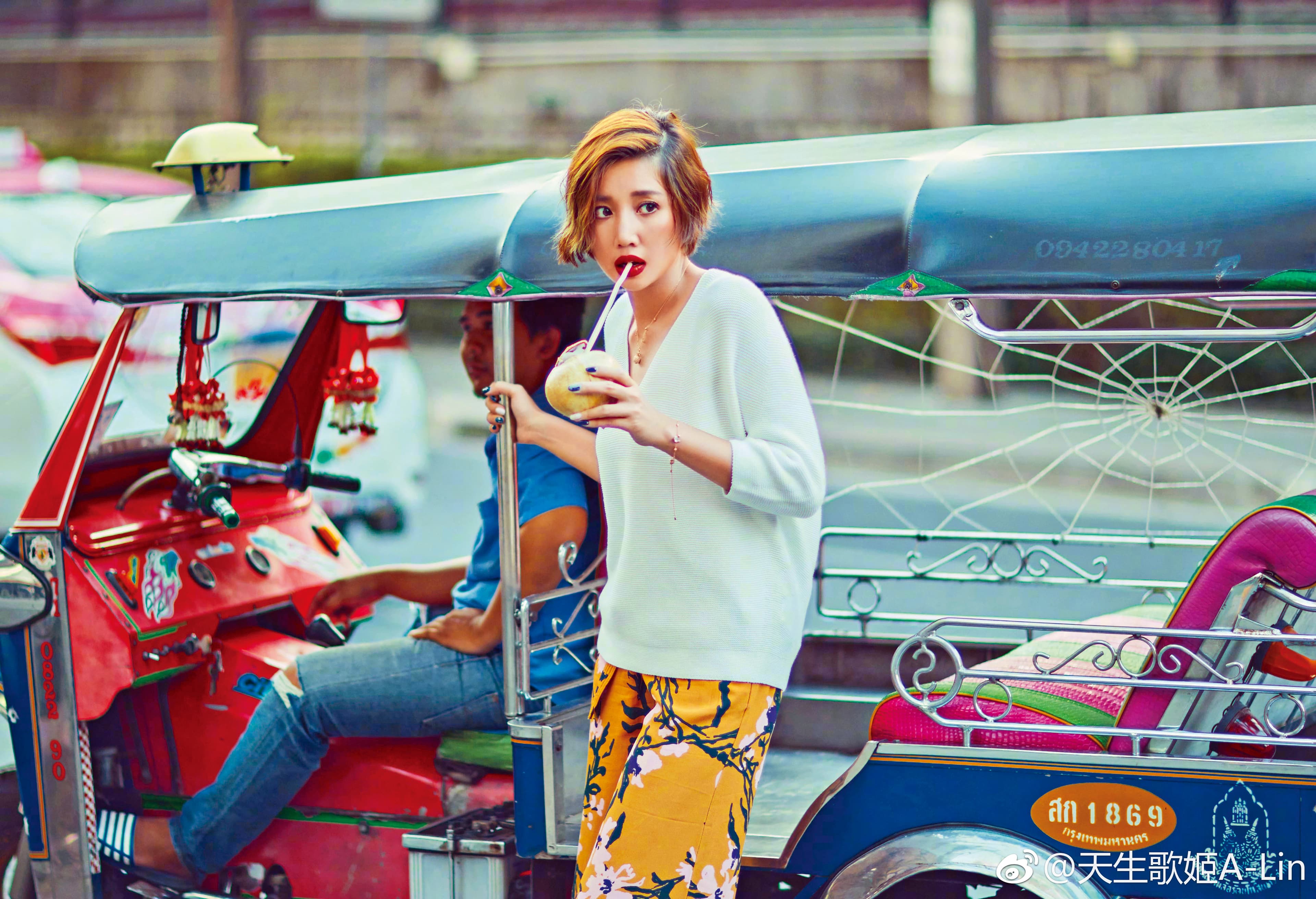  A-Lin私下不拘小節，也沒有明星偶包，走紅前後都保持一樣的態度。（翻攝自A-Lin微博）
