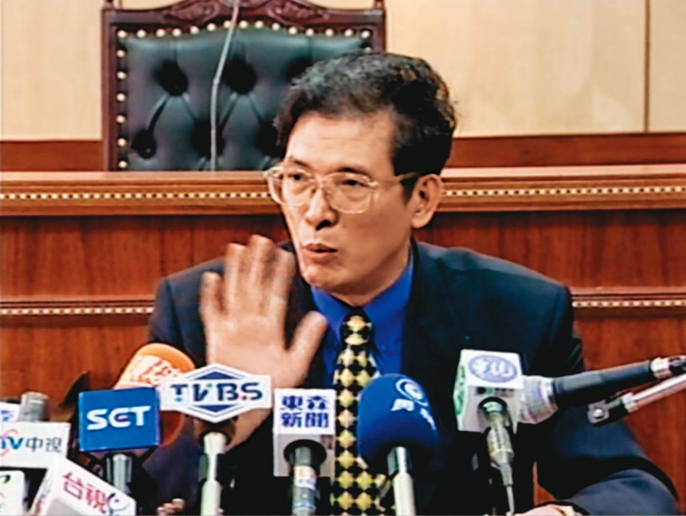 前苗栗縣議會議長陳添松開記者會說明案發經過。(東森新聞提供)