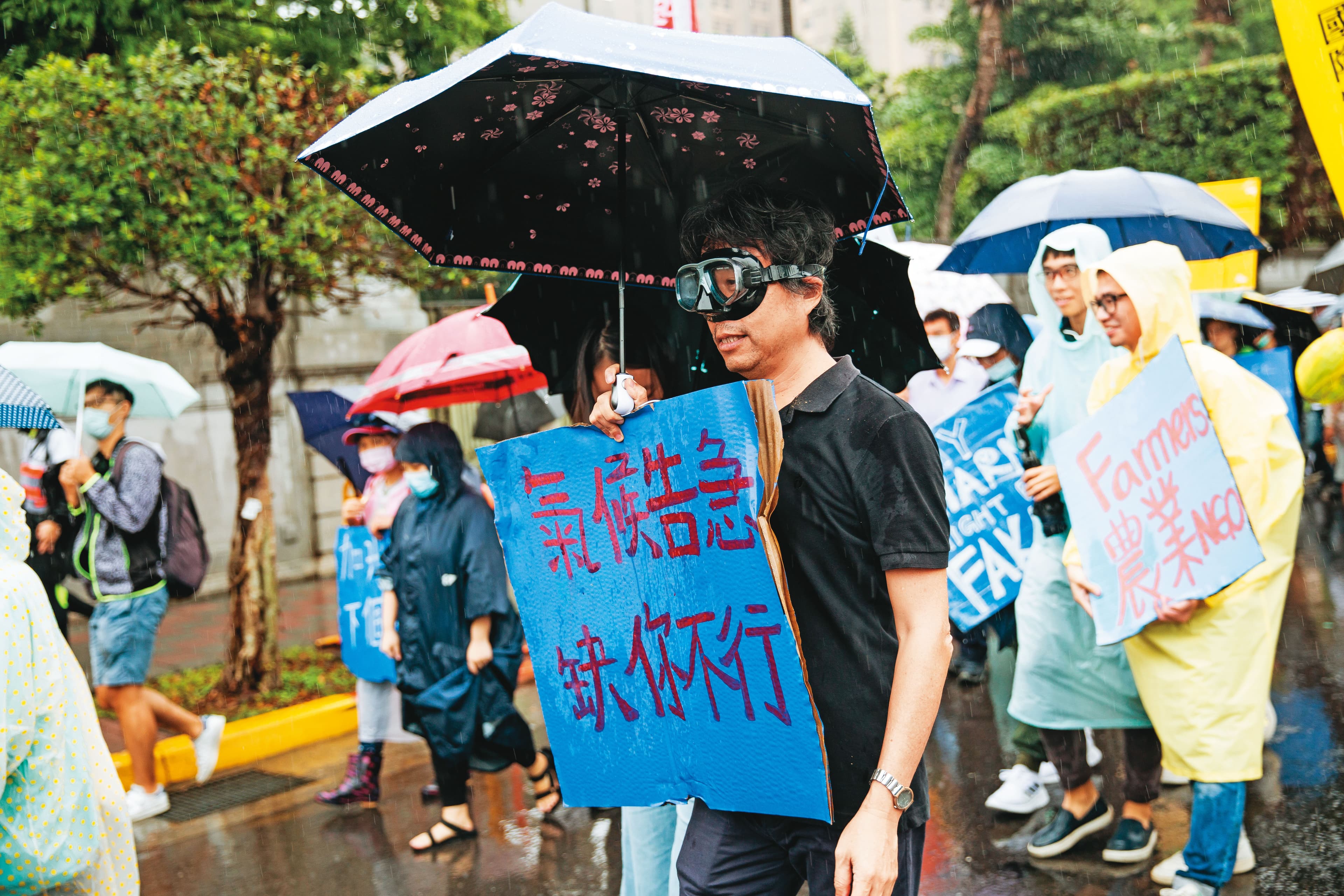 去年台灣學生發起「抗暖大遊行」,呼籲政府將氣候變遷視為國安危機。