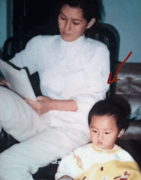 吳秀芹獨自扶養吳亦凡長大,「有耳工作室」將吳亦凡的變態歸咎於原生家庭的畸形。(翻攝自知乎)