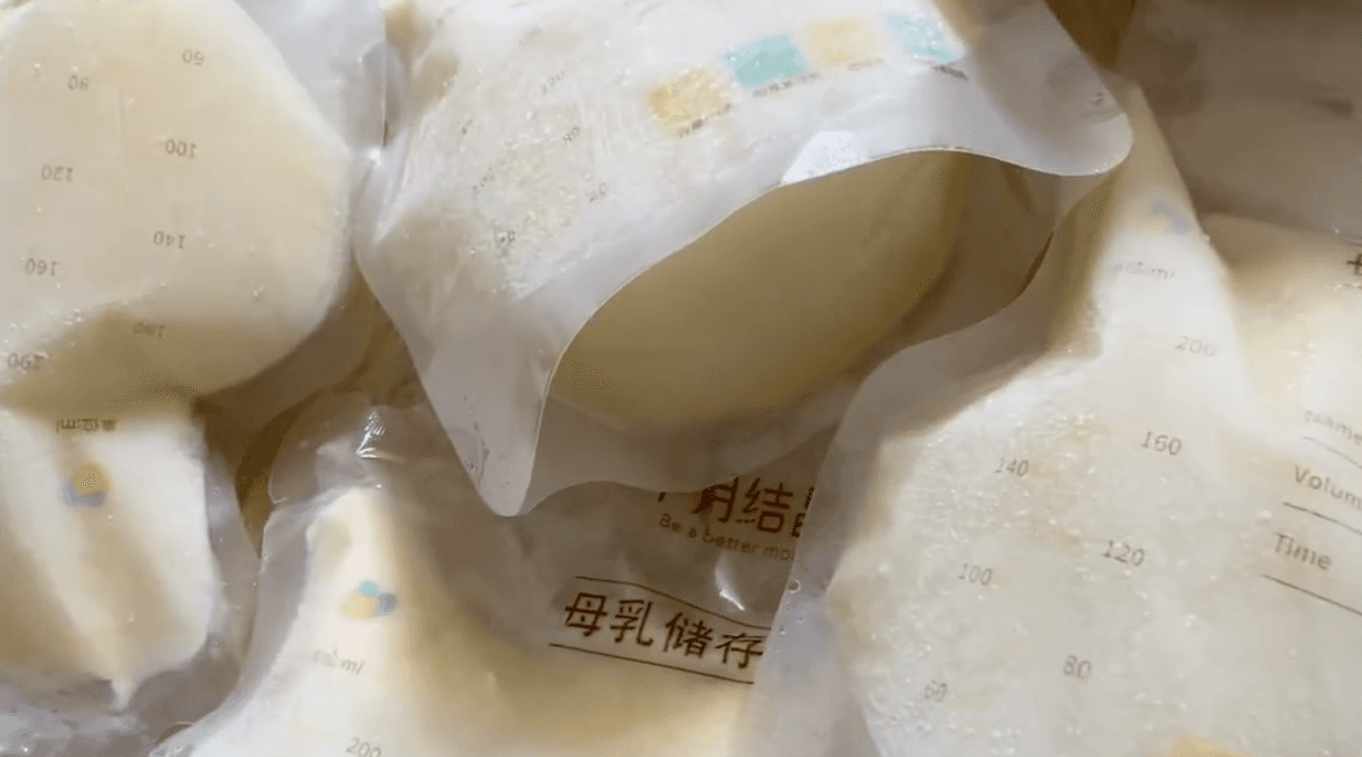 透過快遞寄送的冷凍母乳。(翻攝自微博)