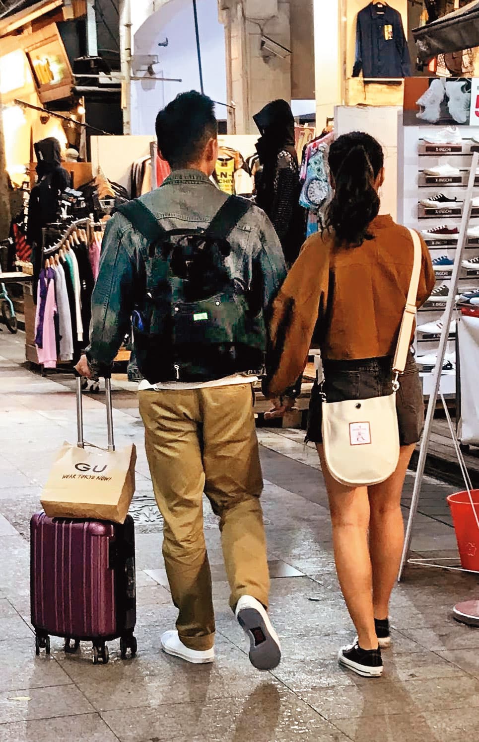 已婚的喻希豪(左)與蕭姓女下士(右)手牽手逛街,宛如熱戀中的情侶。(讀者提供)