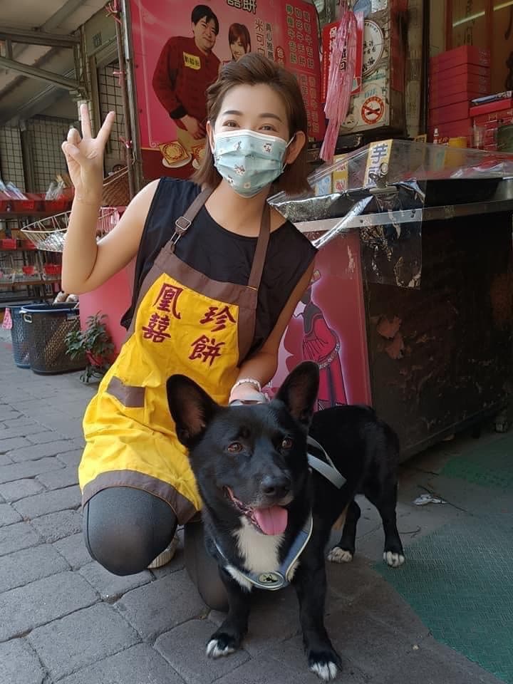 米可白趁著工作空檔翻回鹿港老家幫忙賣餅。（翻攝米可白臉書）