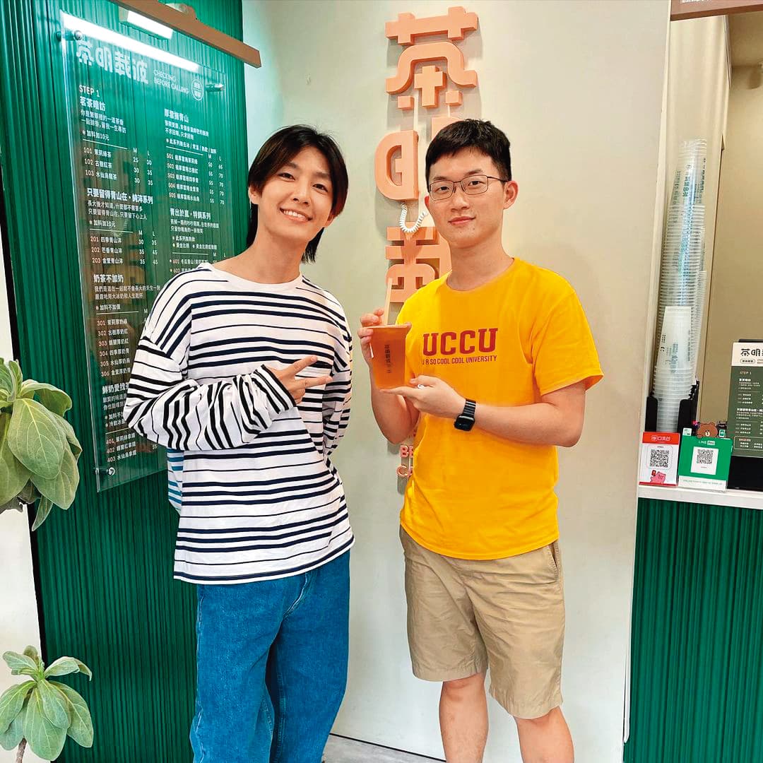 除了「眼球中央電視台」頻道外,視網膜(右)也推出個人訪談節目,曾邀請炎亞綸(左)當來賓。