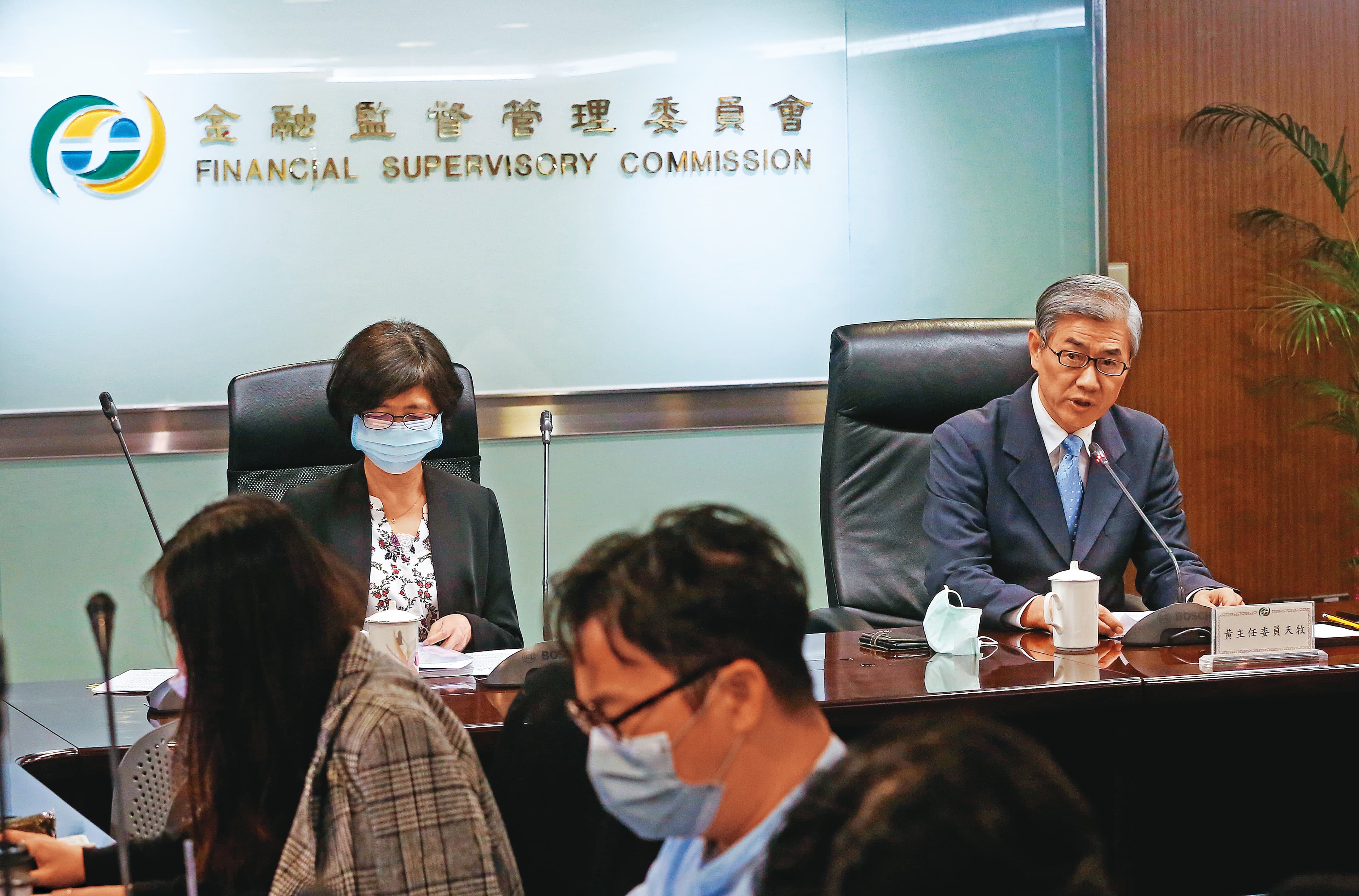 DR股和KY股在上市審議時，主管機關都會要求簽署下市時董事必須買回的保障條款。右為金管會主委黃天牧。