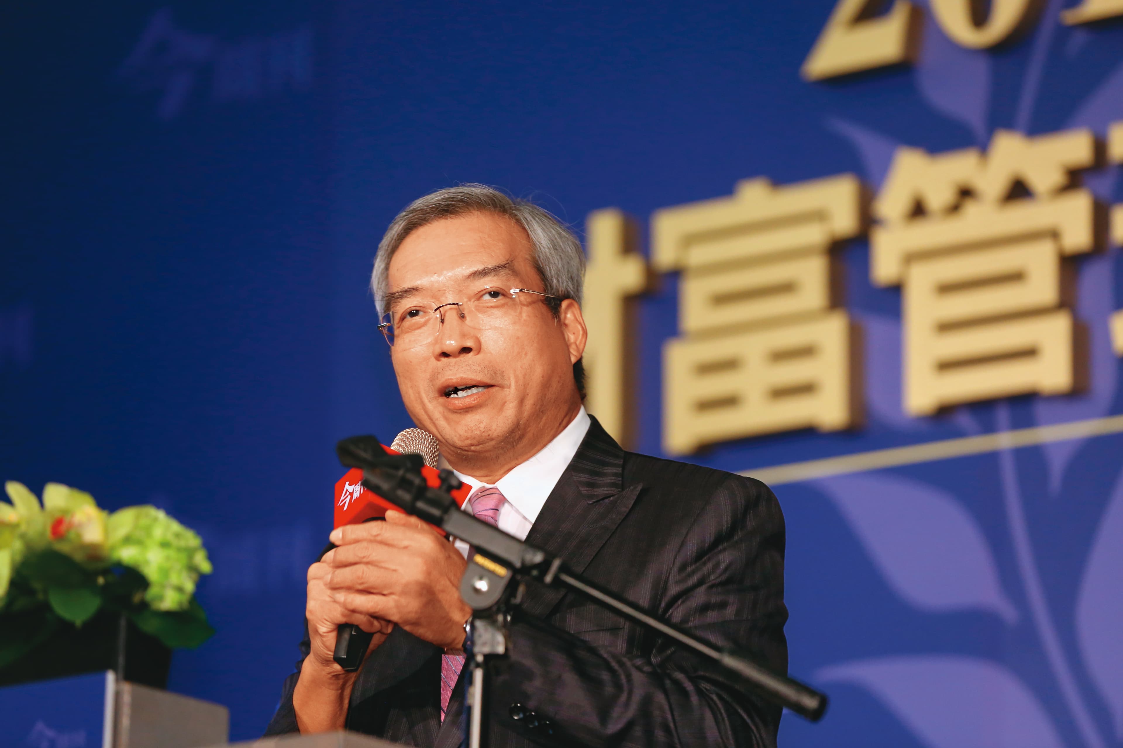 謝金河在臉書自曝，曾指示財務部門認購20萬股杜康-DR，想不到杜康掛牌上市後一路下跌，只好認賠殺出。