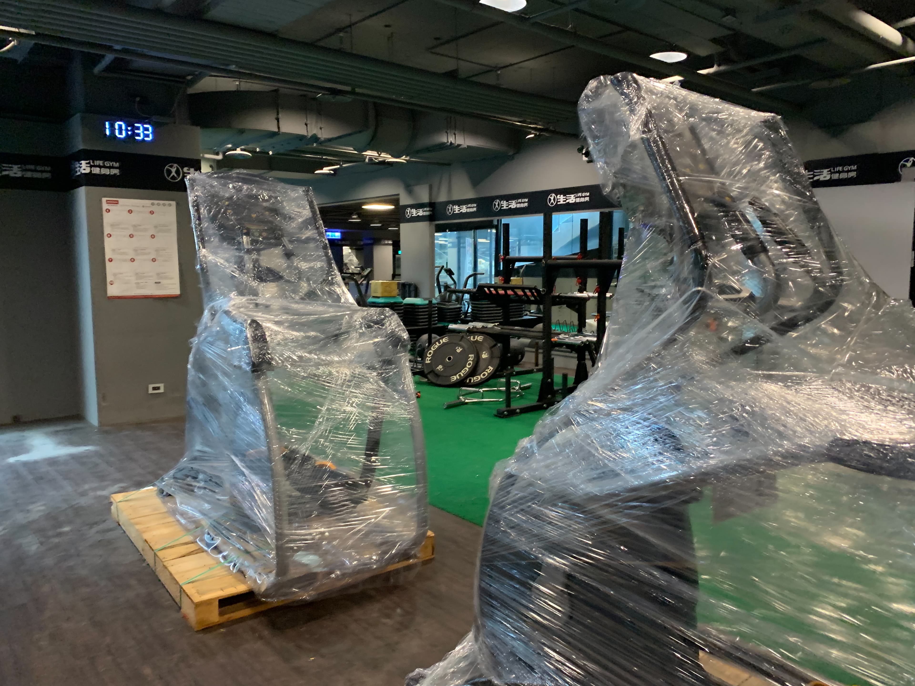 「LifeGym生活健身房」健身器具日前已打包封存,準備變賣籌錢。(讀者提供)
