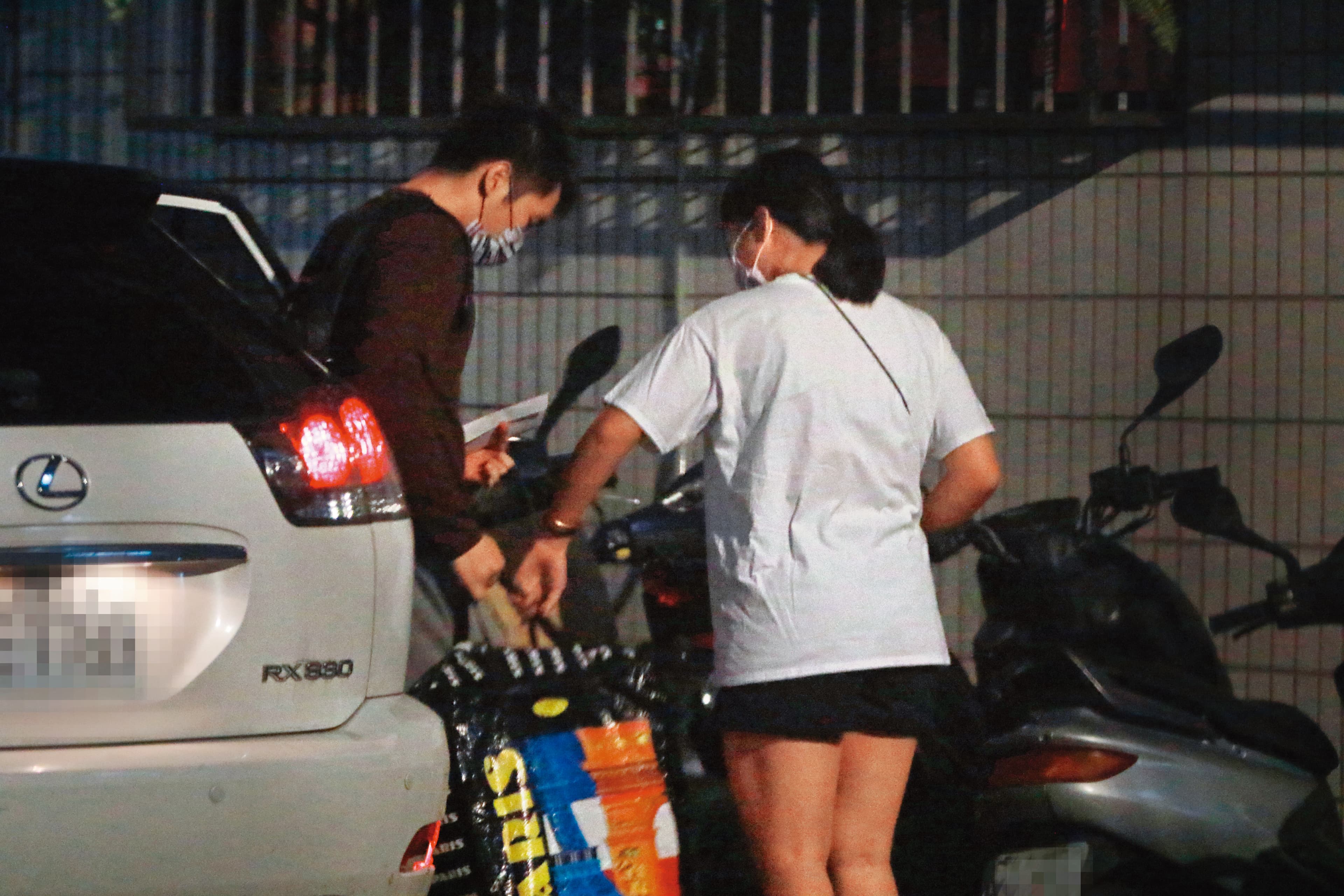 8月19日 00：52，李洋結束防疫隔離，由妹妹親自從飯店載回家。