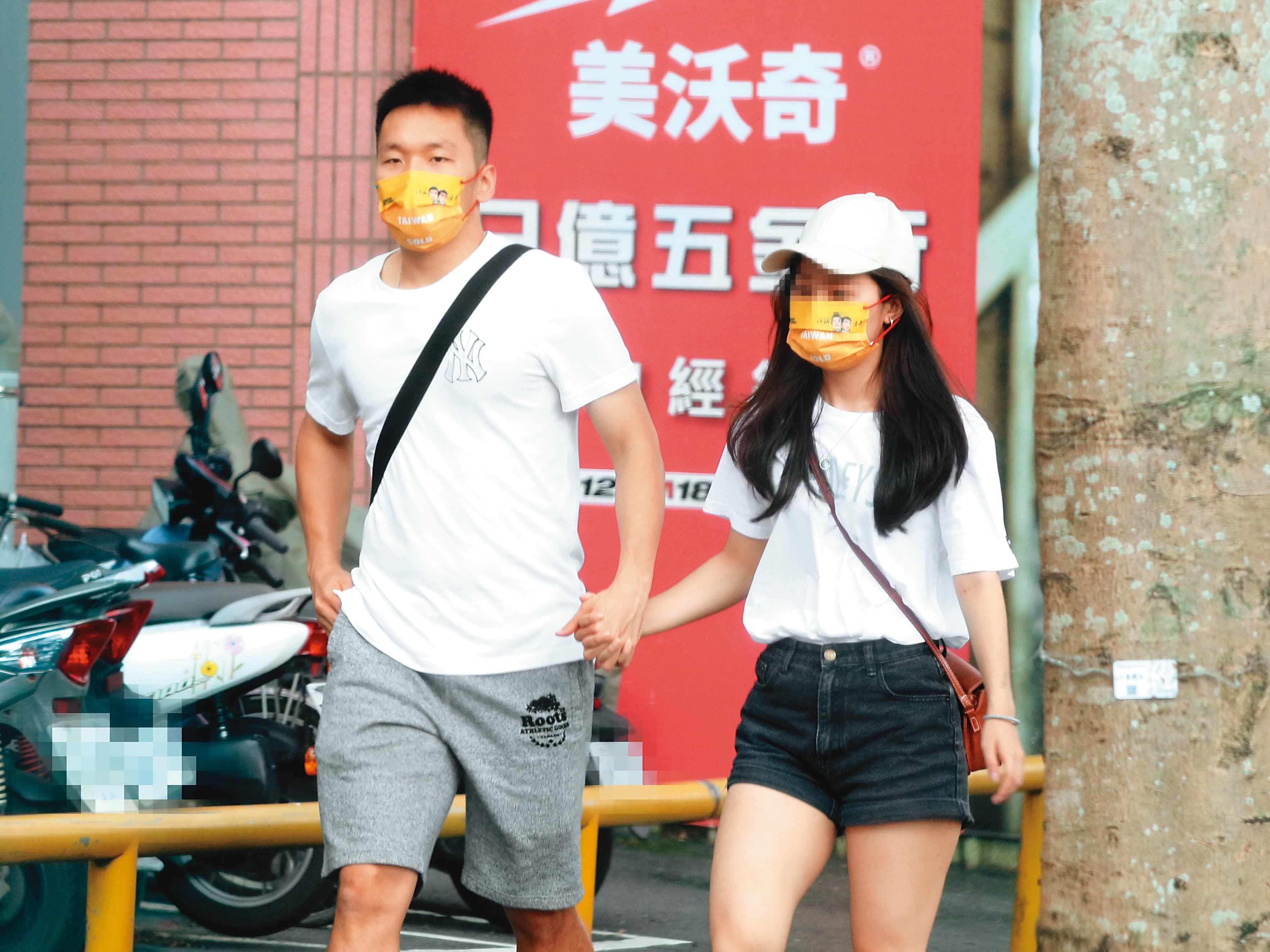 8月21日 13：34，出關後2天，李洋和女友現身桃園龜山街頭，在路上十指交扣。