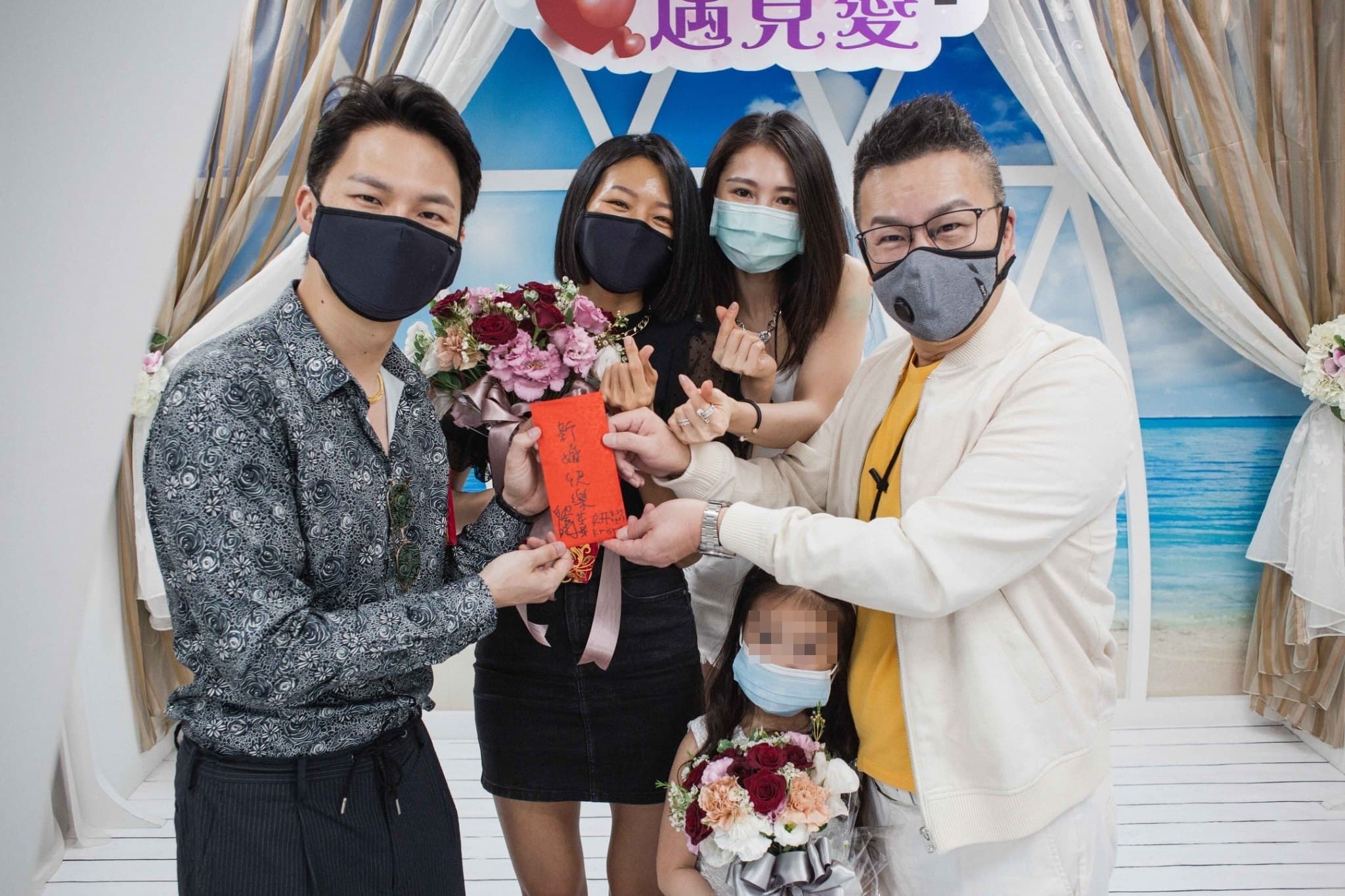 沈玉琳擔任若綺和楊昇達的見證人,他與老婆芽芽的結婚戒指也出借給臨時決定登記結婚的新人。(伊林娛樂提供)