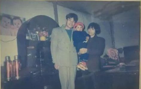 21年前，周玉英的前夫因為工作時的意外，而導致下半身癱瘓。（翻攝網易新聞）