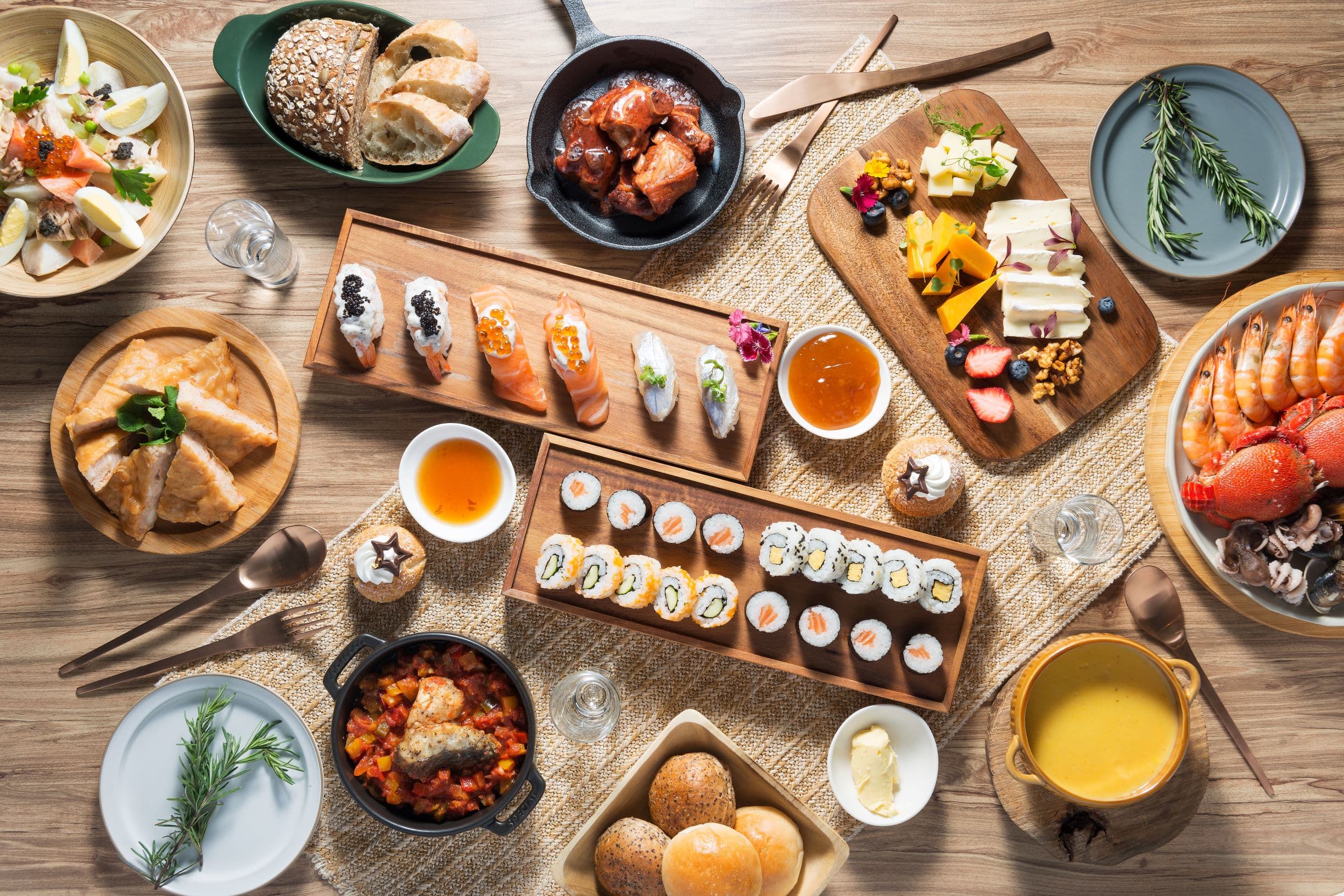 旅客可以選擇在飯店內宜蘭最大的自助餐廳「MU TABLE」用餐。(礁溪寒沐提供)