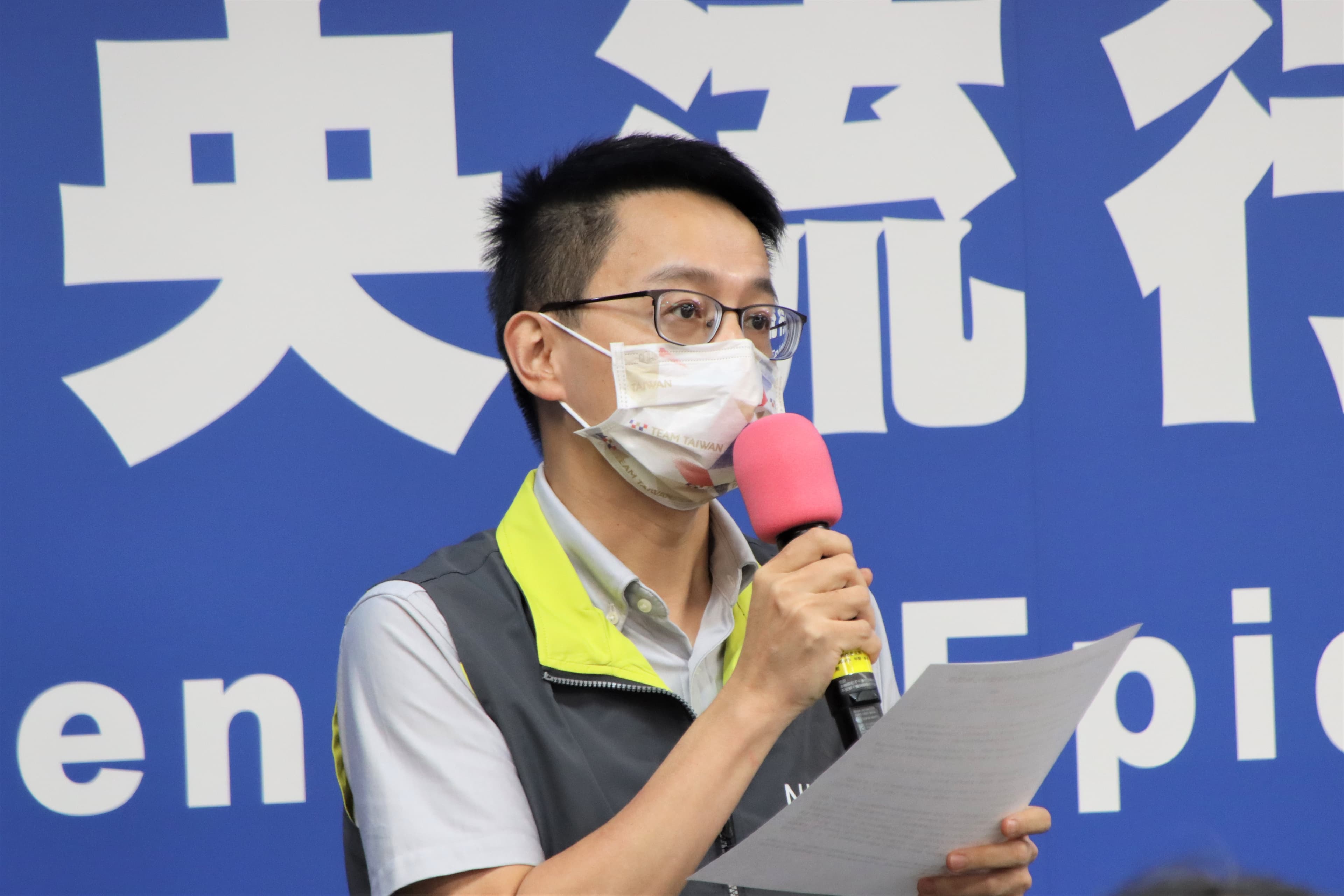 羅一鈞說明,境外移入個案接種疫苗情形。(指揮中心提供)