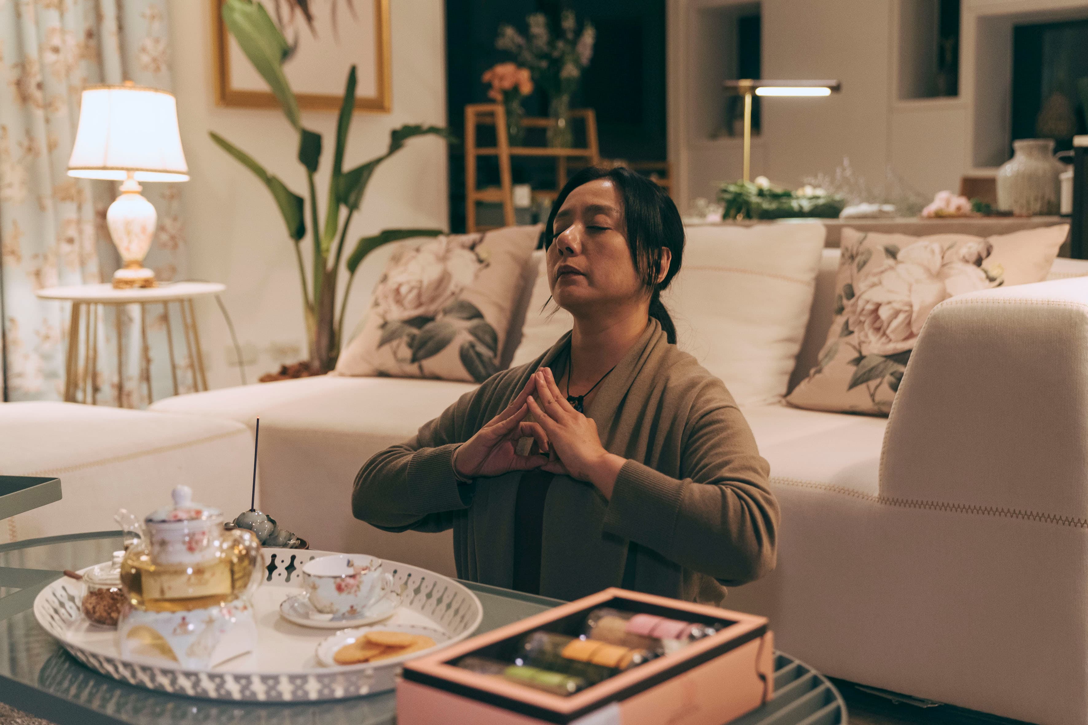 高慧君在《我願意》飾演學校輔導老師。(絡思本娛樂製作公司提供)